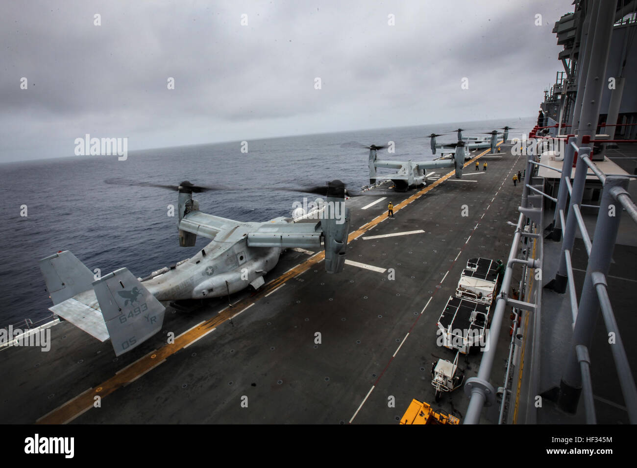 MV-22 b Fischadler decken und richten auf dem Flugdeck der USS Essex (LHD-2) bei Composite Training Unit Übung (COMPTUEX) 18. März 2015 aus. Die Marines sind Ladehilfsmittel und Personalbedarf für ihre nächste Mission – COMPTUEX soll helfen, Marines und Matrosen zu integrieren, für ihren bevorstehenden Einsatz im Frühjahr. (Foto: U.S. Marine Corps CPL Elize McKelvey/freigegeben) Fischadler übernehmen 150318-M-JT438-185 Stockfoto