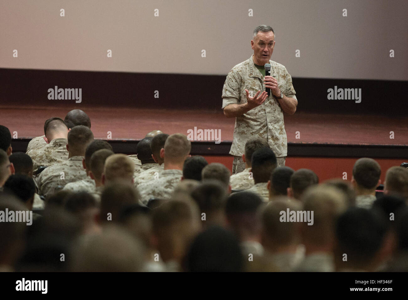 General Joseph F. Dunford Jr., 36. Kommandant des Marinekorps, beherbergt eine Fragerunde mit Marines und Matrosen an Bord der Marine Corps Base Hawaii stationiert, während eines Besuchs 18. März 2015. Sgt. Major Ronald L. Green, 18. Sergeant-Major der Marine Corps, begleitete ihn. (U.S. Marine Corps Foto von Lance CPL Brittney Vella/freigegeben) Top Devil Dogs besuchen MCB Hawaii 150328-M-TM809-010 Stockfoto