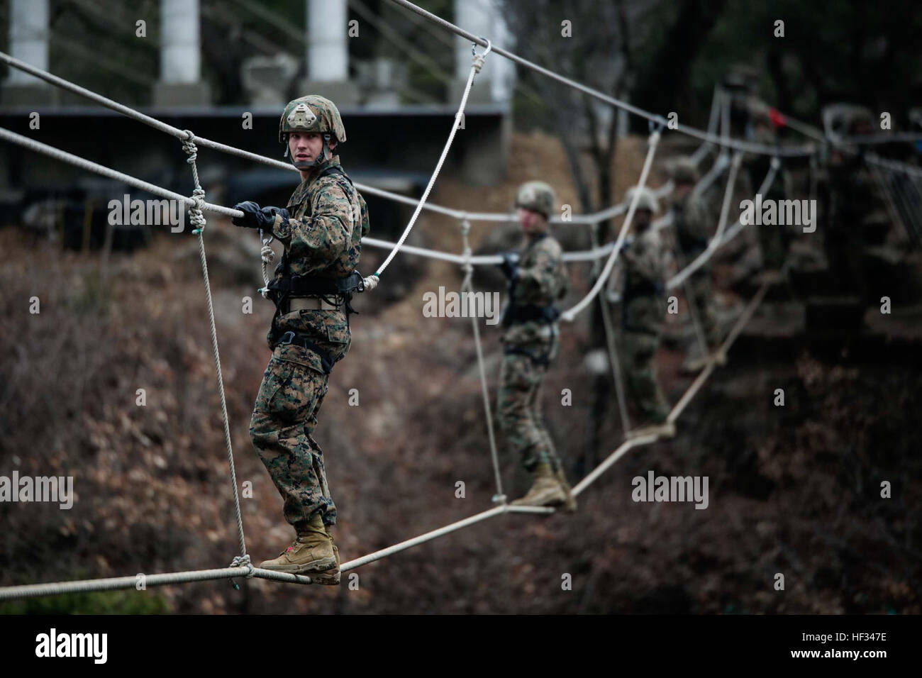 US Marine Pfc. Zach C. Hagestad überquert ein Doppelseil 19. März um die 1. Republik der Korea Marine Division Mountain Warfare Training Center in Pohang, Südkorea. Die Marines abgeschlossen eine fünftägige Berg Kriegsführung Schulung unter der Leitung von ROK Marines mit Mountain Warfare Training Unit, 1. ROK Marine Division als Teil der koreanischen Marine Austauschprogramm 15-14.2, einer kleinen Einheit Übung verbessert die Kampfbereitschaft und die Interoperabilität der beiden Kräfte. Hagestad aus Minneapolis, Minnesota, ist ein Feuer-Unterstützung-Mann mit 5. Air Naval Gunfire Liaison Company, Marine Exped III Stockfoto