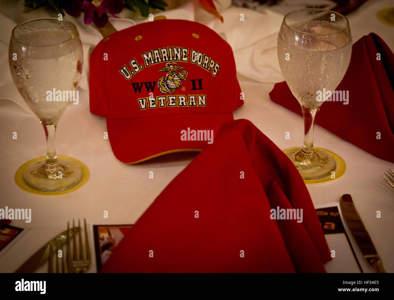 Ein Gedenk Hut sitzt auf einem Tisch während der Iwo Jima Wiedervereinigung Ehren Veranstaltung in einem örtlichen Hotel. Die Veteranen der Schlacht von Iwo Jima und andere US-Konflikte sammeln jährlich um die Männer zu Ehren, die ihr Leben während des zweiten Weltkriegs. Die Gruppe von Veteranen besuchte eine Zeremonie auf Iwo Jima, jetzt offiziell bekannt als Ioto, zum Gedenken an den 70. Jahrestag der Schlacht von Iwo Jima zusammen mit den Veteranen, die während des zweiten Weltkrieges kämpften. (U.S. Marine Corps Foto von Lance Cpl. Jacob Snouffer/freigegeben) Wiedervereinigung der Ehre 150320-M-WW824-010 Stockfoto