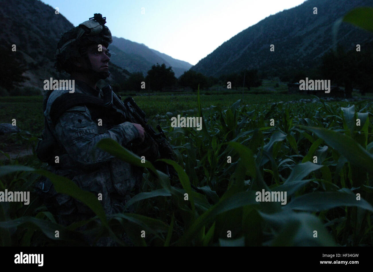 Ein Soldat der US-Armee vom 1. Bataillon, 32. Infanterie-Regiment, 10th Mountain Division Uhren für feindliche Aktivitäten in der Gegend um das Dorf Barge Matal in Afghanistan Nuristan Provinz, nach einer Luft-Angriff-Mission in den abgelegenen Bergregionen Bereich während der Operation Bergfeuer, 12 Juli. Die Fort-Trommel, N.Y., je Einheit, zusammen mit der afghanischen nationalen Sicherheit Kräfte, schnell das abgelegene Dorf, die angeblich von Aufständischen einige Tage zuvor überwältigt war gesichert. Flickr - DVIDSHUB - Dawn Patrol während Betrieb Bergfeuer Stockfoto