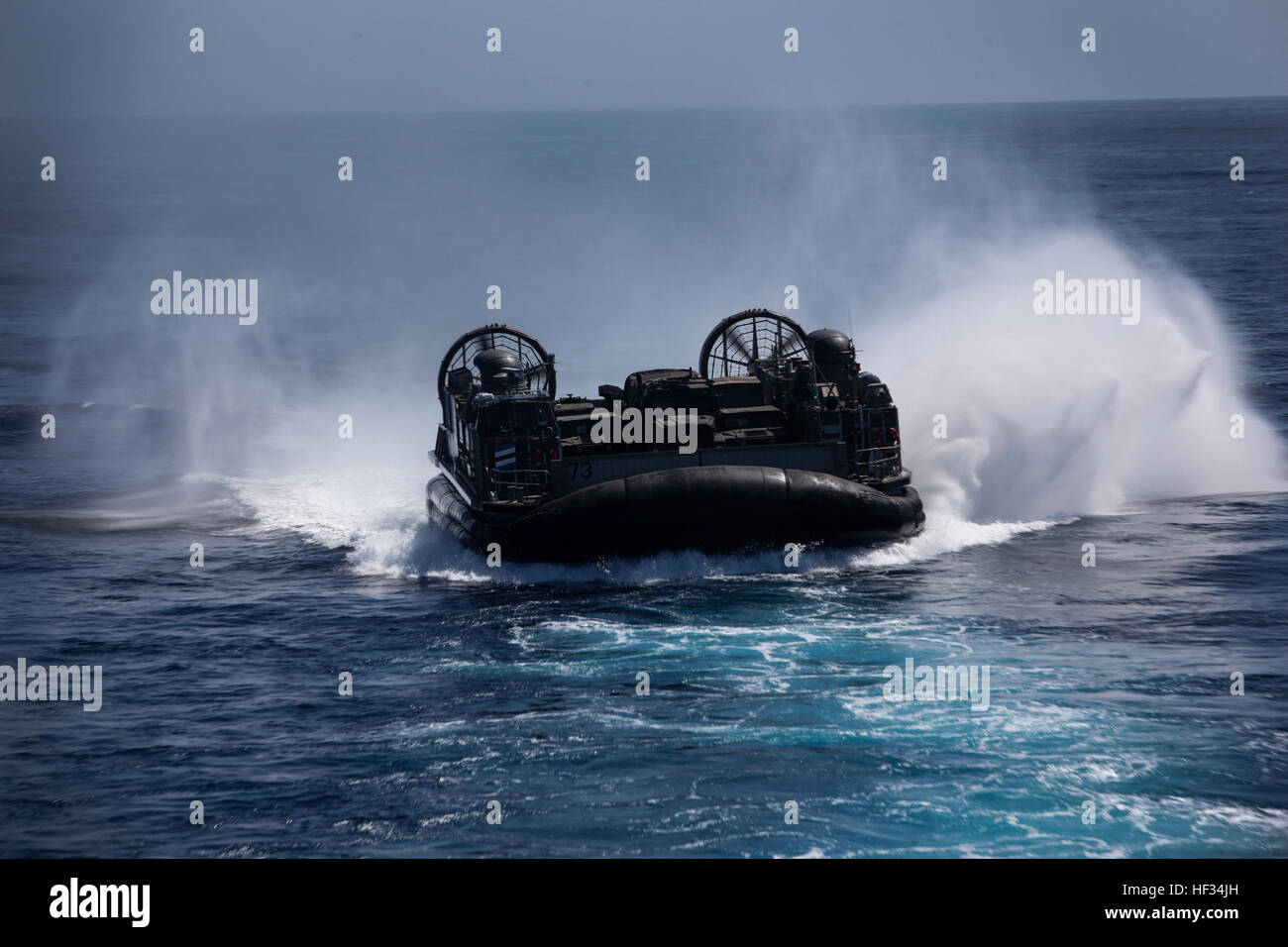 US Navy Landing Craft, Luftpolster 73 mit Assault Craft Unit 5, gleitet über den Ozean während Composite Training Unit Übung (COMPTUEX) vor der Küste von San Diego 21. März 2015. Die STERNS transportierte Marines mit Lima Unternehmen, Battalion Landing Team 3. Bataillon, 1. Marineregiment, 15. Marine Expeditionary Unit zurück auf der USS Essex (LHD-2) nach der Ausbildung an Bord der Insel San Clemente. (Foto: U.S. Marine Corps CPL Elize McKelvey/freigegeben) Gunner E28093 Monster des Meeres 150321-M-JT438-033 Stockfoto