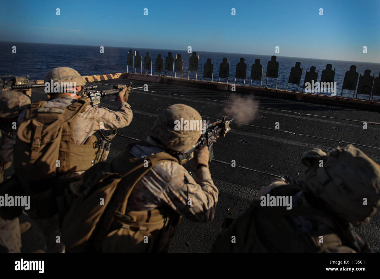 US-Marines mit Lima, Battalion Landing Team 3. Bataillon, 1. Marineregiment, 15. Marine Expeditionary Unit, aktualisieren Sie ihre Waffe-Handling Fähigkeiten durch schießen auf Zielscheiben an Bord der USS Essex (LHD-2) während der Composite Training Unit Übung (COMPTUEX) vor der Küste von San Diego 25. März 2015.  Im Rahmen der 15. MEU Grundkampfelement weiterhin diese Marines ihre Kampffähigkeiten in Umgebungen, die ähnlich zu verbessern finden sie in zukünftigen Missionen. (Foto: U.S. Marine Corps CPL Elize McKelvey/freigegeben) 15. MEU Marines pflegen Kampfbereitschaft 150325-M-JT438-019 Stockfoto