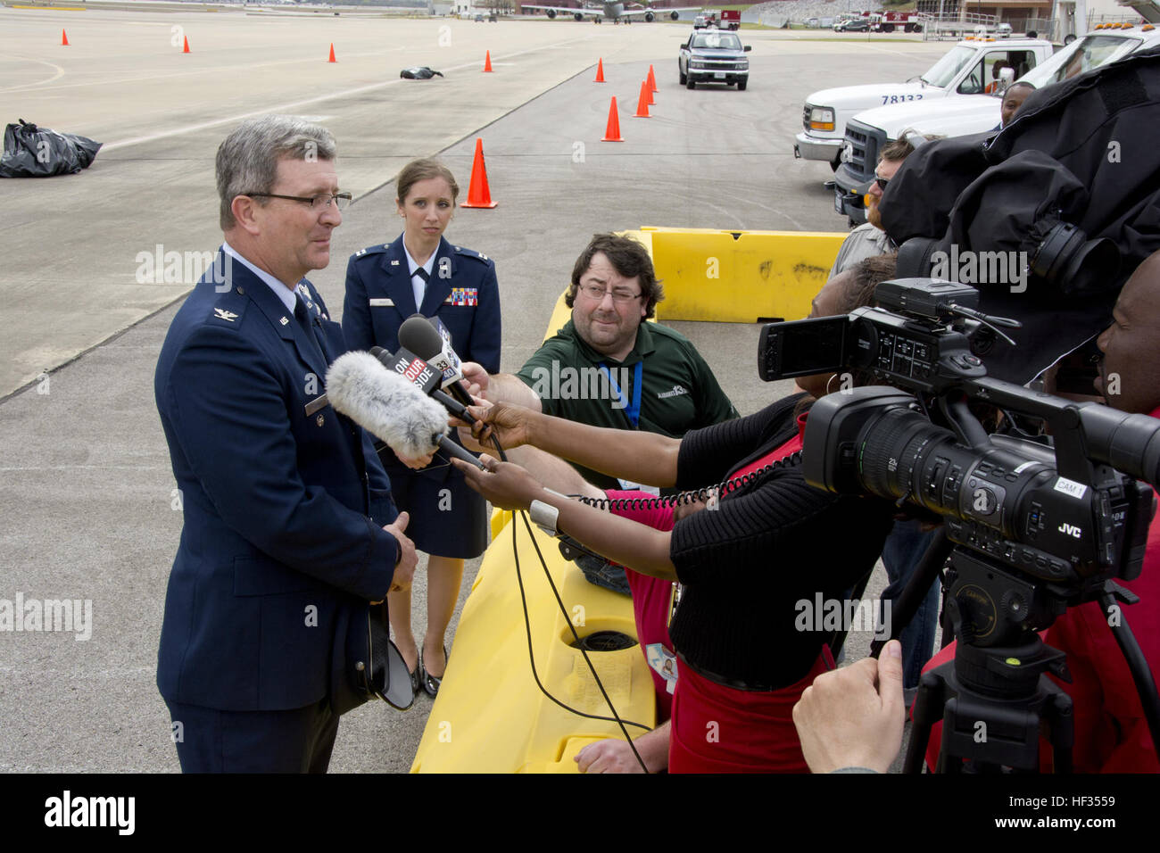 Oberst Robert Scott Zuschüsse, 117. Air Refueling Wing stellvertretender Kommandeur spricht zu den lokalen Medien bei Präsident Barack Obama Besuch in Birmingham, Alabama Der Präsident kam nach Birmingham, Lawson State Community College zu besuchen, wo er eine Rede auf die wirtschaftlichen Probleme gab. (U.S. Air National Guard Foto von Senior Master Sergeant Ken Johnson/freigegeben) Präsident Obama besucht Birmingham 150326-Z-SS608-227 Stockfoto