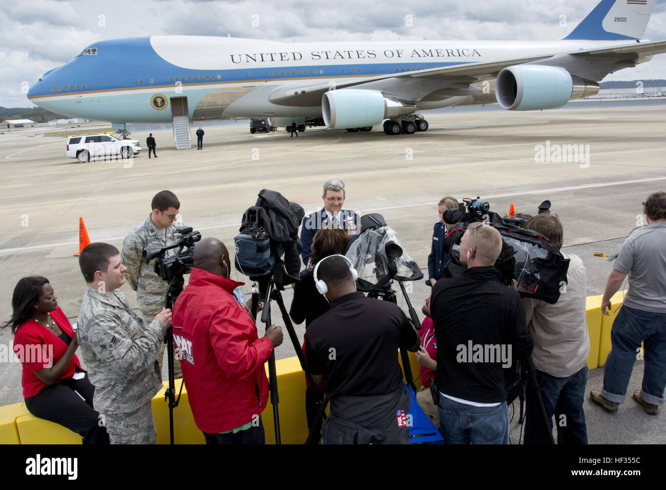 Oberst Robert Scott Zuschüsse, 117. Air Refueling Wing stellvertretender Kommandeur spricht zu den lokalen Medien bei Präsident Barack Obama Besuch in Birmingham, Alabama Der Präsident kam nach Birmingham, Lawson State Community College zu besuchen, wo er eine Rede auf die wirtschaftlichen Probleme gab. (U.S. Air National Guard Foto von Senior Master Sergeant Ken Johnson/freigegeben) Präsident Obama besucht Birmingham 150326-Z-SS608-264 Stockfoto