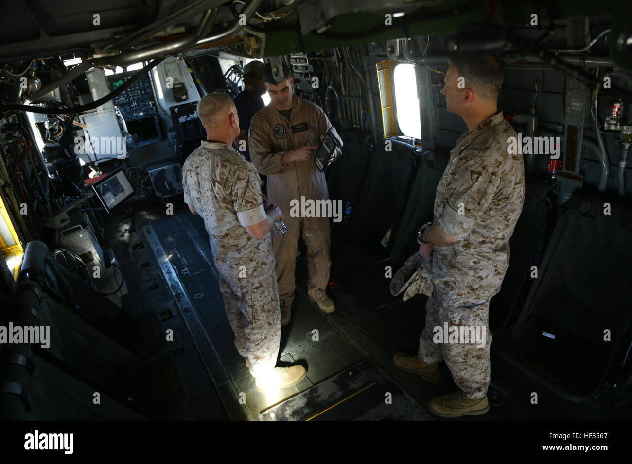 Marines von MAWTS-1 und Marine Corps Combat Development Command diskutierten Kommunikationsnetzwerke und Multi-Wave-Integration während des Weapons and Tactics Instructor Course auf der Marine Corps Air Station Yuma, Arizona, 26. März 2015. Stockfoto