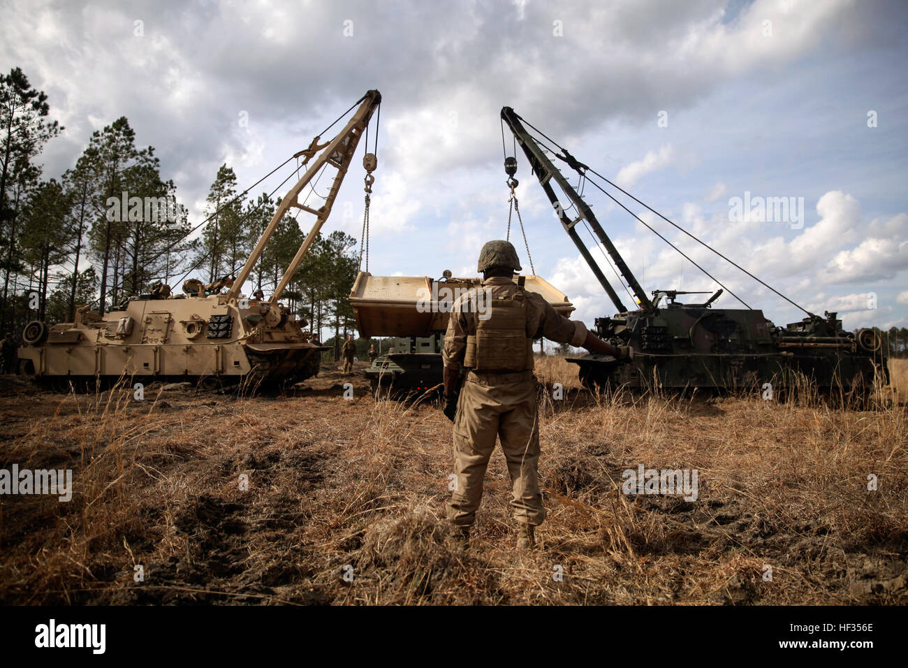 Eine Marine mit 2. Tank Battalion, führt 2. Marine-Division zwei M88A2 schwere Ausrüstung Recovery Combat Utility heben Extraktion Systeme (HERCULES), als sie ein M60A1 Armored Fahrzeug gestartet Brücke (Panzerbrücke) auf einen Flachbettscanner für den Transport während einer Marine Corps Combat Bereitschaft Evaluation am Fort Pickett, VA., 25-28. März 2015 heben. Marines mit dem Bataillon wurden während der MCCRE in verschiedenen Szenarien bewertet welche enthalten taktische Straße marschiert, Panzer voran durch ein Feld beim einnehmenden potenzielle Bedrohungen und schießen auf eine Palette für Zug Gunnery Qualifizierung entwickelt. (US-Mari Stockfoto