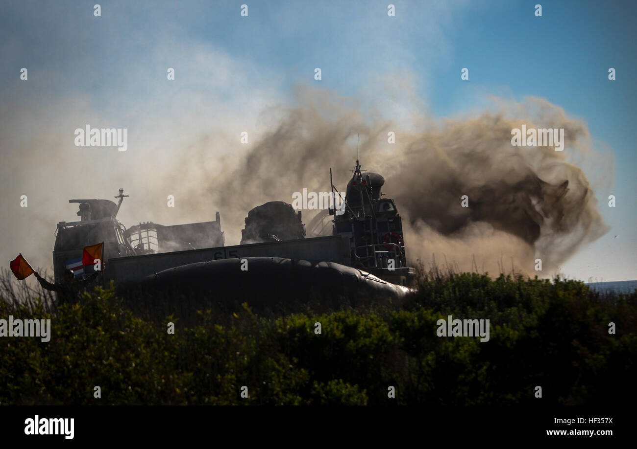 US Marine Gunner's Mate 3. Klasse Dakota Griffin, links, lenkt Landungsboote, Luftpolster 65 an einem Training Strand an Bord Camp Pendleton, Kalifornien, während Composite Training Unit Übung (COMPTUEX) 27. März 2015.  Griffin unterstützt Regie Gunner und offloading Marines und Matrosen von der 15. Marine Expeditionary Unit. (Foto: U.S. Marine Corps CPL Elize McKelvey/freigegeben) Gunner Sturm Camp Pendleton Strand 150327-M-JT438-107 Stockfoto