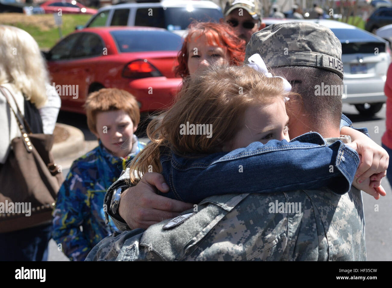 Die Gemeinschaft stellt sich heraus für die Soldaten der Nationalgarde North Carolina Alpha Batterie, 1. Bataillon, 113. Feldartillerie während ihrer Mobilisierung Zeremonie im James W. Warren Bürger Center in Lincolnton, N.C., 28. März statt. Die Soldaten sind nach Bahrain zur Unterstützung der US Navy Central Command laufenden Mission in der Region bereitstellen. "Ich habe überall Lincolnton, die ausgehende Respekt und Unterstützung, noch nie gesehen", sagte Captain Bradley J. Murray, Kommandant der Batterie. NC-Guard Soldaten Bereitstellung Zeremonie in Lincolnton 150328-Z-OU450-157 Stockfoto