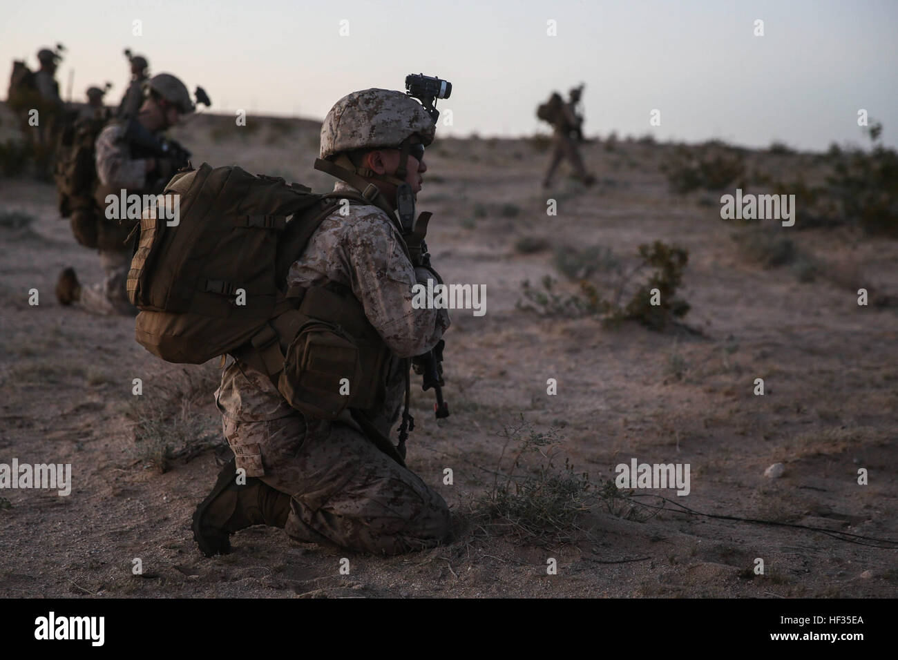 US-Marines mit Lima, Battalion Landing Team 3. Bataillon, 1. Marineregiment, 15. Marine Expeditionary Unit, nehmen eine taktische Pause nach der Landung im Marine Corps Air Ground Combat Center Twentynine Palms, Kalifornien, während Composite Training Unit Übung (COMPTUEX) 29. März 2015. Diese Marines durchgeführt eine vertikale Razzia von der USS Essex (LHD-2) in Vorbereitung für die bevorstehende Bereitstellung der MEU. (Foto: U.S. Marine Corps CPL. Anna Albrecht/freigegeben) Ablegen in unangekündigten, ausführen 15. MEU Marines vertikale Raid 150329-M-SV584-057 Stockfoto