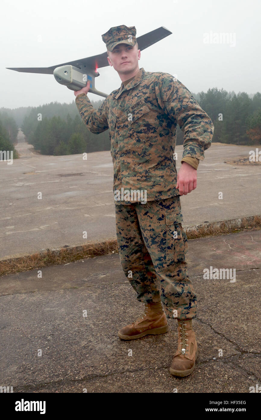 CPL Nicholas Veasey, ein intelligenter Analytiker mit Schwarzmeer Drehkraft, startet die RQ-11 Raven, einem Unmanned Aerial Vehicle, während Übung Sommer Schild, 29. März 2015, auf Adazi Militärbasis, Lettland. Die Rabe unterstützt die NATO-Staaten leben Artilleriefeuer während kombinierte Waffen training anpassen. Zeigen Kraft, zeigen NATO-Verbündeten militärische Fähigkeiten 150330-M-OD859-009 Stockfoto CPL Nicholas Veasey, ein intelligenter Analytiker mit Schwarzmeer Drehkraft, startet die RQ-11 Raven, einem Unmanned Aerial Vehicle, während Übung Sommer Schild, 29. März 2015, auf Adazi Militärbasis, Lettland. Die Rabe unterstützt die NATO-Staaten leben Artilleriefeuer während kombinierte Waffen training anpassen. Zeigen Kraft, zeigen NATO-Verbündeten militärische Fähigkeiten 150330-M-OD859-009 Stockfoto