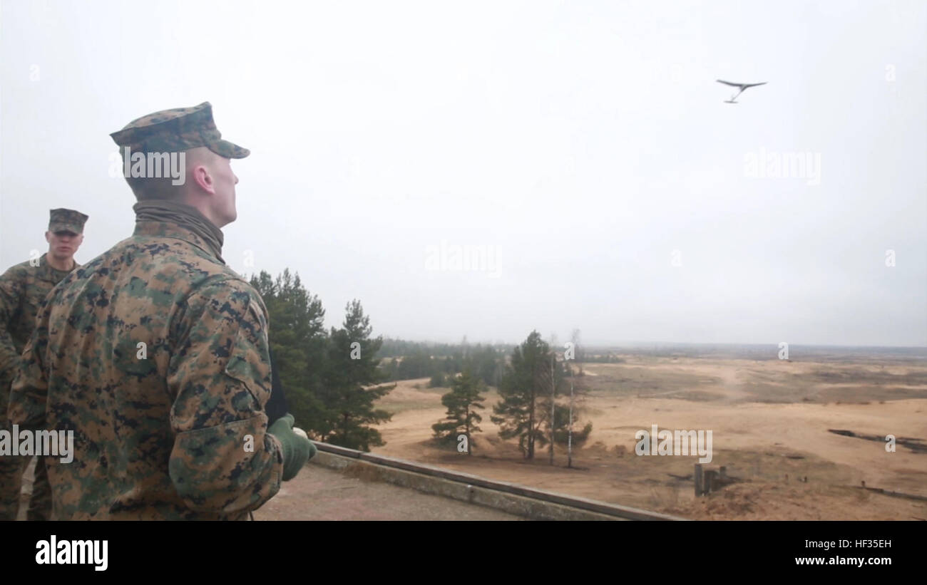 CPL Nicholas Veasey, ein intelligenter Analytiker mit Schwarzmeer Drehkraft, startet die RQ-11 Raven, einem Unmanned Aerial Vehicle, während Übung Sommer Schild, 29. März 2015, auf Adazi Militärbasis, Lettland. Die Rabe unterstützt die NATO-Staaten leben Artilleriefeuer während kombinierte Waffen training anpassen. Zeigen Kraft, zeigen NATO-Verbündeten militärische Fähigkeiten 150330-M-OD859-010 Stockfoto CPL Nicholas Veasey, ein intelligenter Analytiker mit Schwarzmeer Drehkraft, startet die RQ-11 Raven, einem Unmanned Aerial Vehicle, während Übung Sommer Schild, 29. März 2015, auf Adazi Militärbasis, Lettland. Die Rabe unterstützt die NATO-Staaten leben Artilleriefeuer während kombinierte Waffen training anpassen. Zeigen Kraft, zeigen NATO-Verbündeten militärische Fähigkeiten 150330-M-OD859-010 Stockfoto