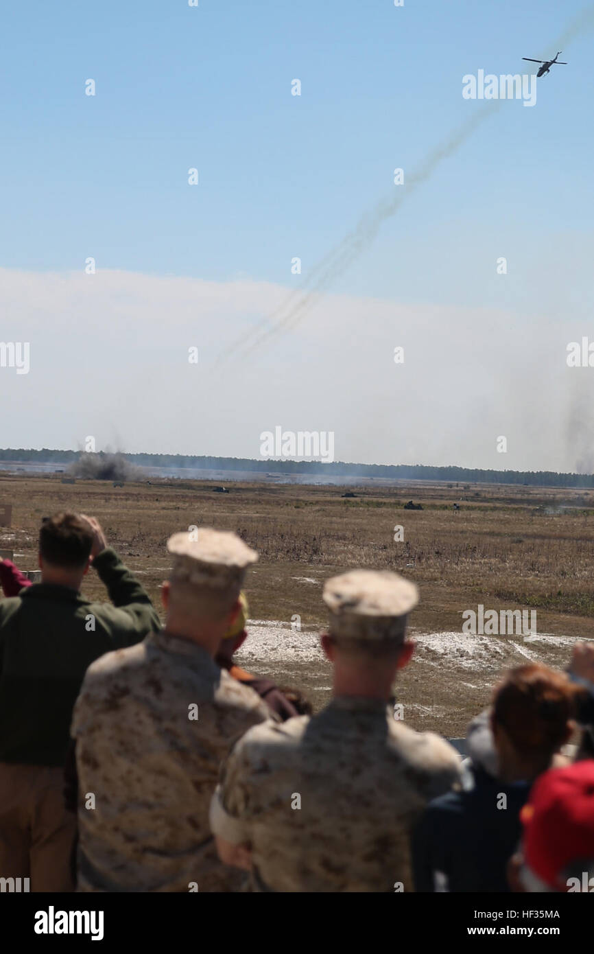 Aktiven Dienst und pensionierte Mitglieder der Marine Light Attack Helicopter Squadron 167 beobachten einer AH-1W Super Cobra feuern Raketen auf ein Bodenziel mit Familie und Freunden während der Einheit jährliche Geburtstagsfeier an Bord Camp Lejeune, North Carolina, 1. April 2015. Die Veranstaltung gab eine einmalige Gelegenheit für Familie und zog sich Mitglieder des Geschwaders, die Angriffsfähigkeiten der Einheit während nahe Luft-Unterstützung-Missionen zu sehen. Feuerwerk Geburtstag feiert E28093 HMLA-167 mit Feuerkraft 150401-M-DS159-152 Stockfoto