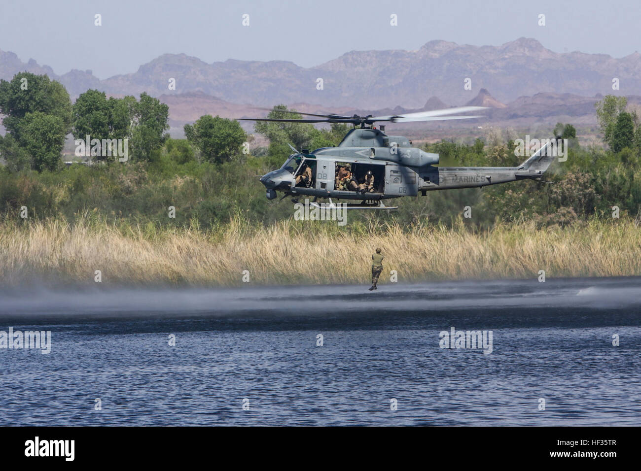 Marines mit MAWTS-1 führen im Rahmen eines siebenwöchigen Trainingsprogramms für Luftwaffen, Taktik und Lehrerqualifikation eine Helocast-Übung am Ferguson Lake, Arizona, durch. Stockfoto