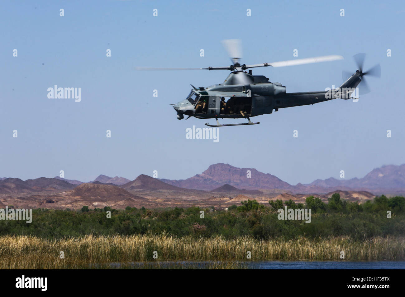 US-Marines zugewiesen, Marine Aviation Waffen und Taktiken Squadron One (MAWTS-1) beteiligen sich an eine Helocast Übung am Ferguson See in der Nähe von Yuma, Arizona, 3. April 2015. Die Übung ist Teil einer siebenwöchigen Fortbildungsveranstaltung veranstaltet von MAWTS-1-Kader. MAWTS-1 bietet standardisierte taktische Ausbildung und Zertifizierung von Einheit Kursleiter Qualifikationen, Marine Aviation Training und die Bereitschaft zu unterstützen und hilft bei der Entwicklung und Einsatz von Luftfahrt-Waffen und Taktiken. (U.S. Marine Corps Foto von Staff Sgt Artur Shvartsberg, MAWTS-1 COMCAM/freigegeben) UH-1Y Helocast 150404-M-VO695-107 Stockfoto