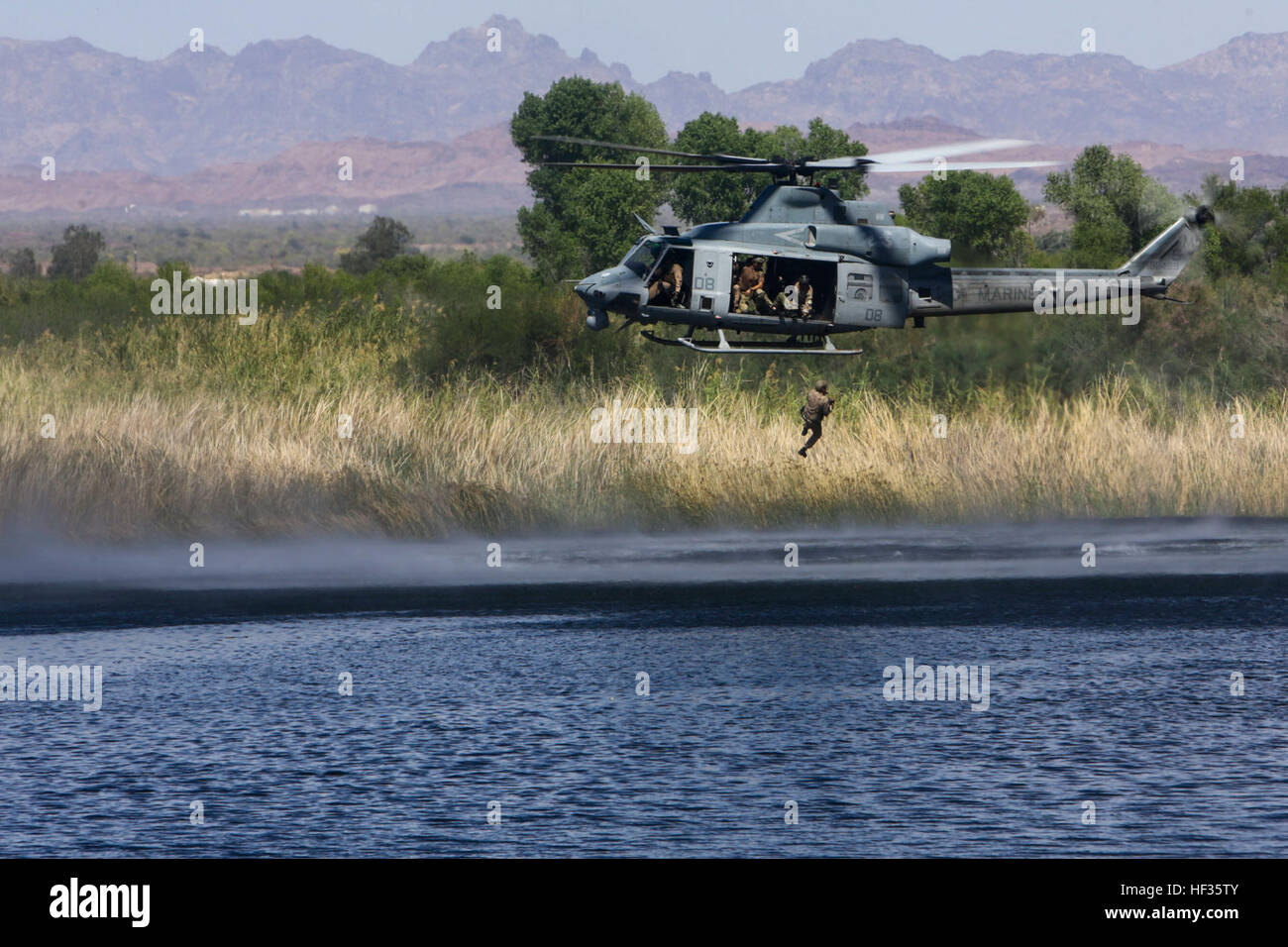 Marines von MAWTS-1 führen am 3. April 2015 im Rahmen eines siebenwöchigen Schulungsprogramms eine Helocast-Übung am Ferguson Lake in der Nähe von Yuma, Arizona durch, um taktische Fähigkeiten für die Marine Aviation zu entwickeln und zu zertifizieren, einschließlich des Einsatzes von Luftwaffen und -Taktik. Stockfoto