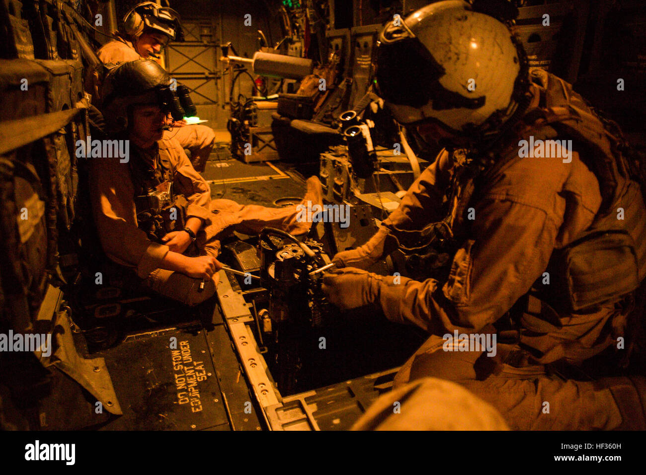 Staff Sgt Partridge, Crewchief mit Marine Operational Test und Auswertung Geschwader 22, (links) und CPL. Jeramiah Serfling, Crewchief mit dem Geschwader Fehlerbehebung einen Stau auf einer MV-22 b Defense Waffensystem bei einem Nachtflug, wo US-Marines die "Bauch-Gun" von ein MV-22 Osprey in rot Rio Trainingsbereich, Albuquerque, NM, 6. April 2015 getestet. Alle Fehlersuche erfolgt während des Fluges und zeitlich so aufzeichnen, wie schnell ein bestimmter Fehler korrigiert werden kann. (Foto: U.S. Marine Corps CPL. Andy J. Orozco / veröffentlicht) VMX-22 Osprey Bauch Waffe 150406-M-DK106-080-tests Stockfoto