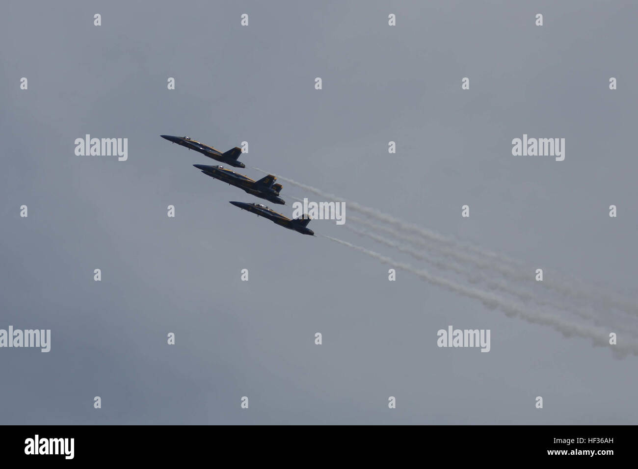 Der U. S. Navy Flight Demonstration Squadron, The Blue Angels, Praxis Routine Flugmuster und Manöver über der Marine Corps Air Station Beaufort (MCAS), S.C in Vorbereitung für das Jahr 2015 MCAS Beaufort Air Show. Zuschauer besuchen die Flugshow, lokale Speisen, statische Flugzeuge Displays und Aufführungen durch zahlreiche militärische und zivile Flugzeuge zu erleben. (Foto: U.S. Marine Corps Lance Cpl. Kayla L. Douglass/freigegeben) 2015 MCAS Beaufort Luft zeigen 150410-M-OM791-186 Stockfoto