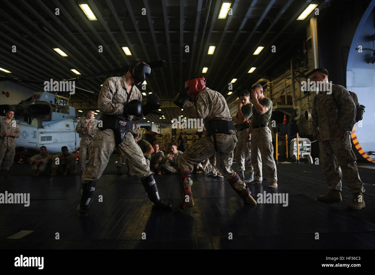 Marines mit Battalion Landing Team 3. Bataillon, 6. Marine Regiment, 24. Marine Expeditionary Unit, führen eine Vollkontakt-sparring Session im Rahmen des Green Belt-Zertifizierung beim Marine Corps Martial Arts Programm Training auf amphibischer Angriff Schiff USS Iwo Jima (LHD-7), 10. April 2015. Die 24. MEU ist die Iwo Jima amphibisches bereit Gruppe begonnen und eingesetzt, um die Aufrechterhaltung der regionalen Sicherheit in den USA 5. Flotte Einsatzgebiet. (U.S. Marine Corps Foto von Lance Cpl. Dani A. Zunun/freigegeben) US-Marines fortsetzen den Kampf, auf dem Meer 150410-M-WA276-006 Stockfoto