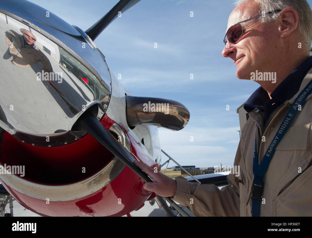Tom Billson, Chefpilot für Bode Aviations bereitet Flug am Centennial Flughafen Centennial, Colorado, 11. April 2015. Der Colorado National Guard verbündet mit Bode Aviation und der Colorado Division des vorbeugenden Brandschutzes und Kontrolle für eine zivil-militärische Luft Wasser Eimer Übung zu trainieren, um Behörden des Landes ein Lauffeuer Saison in der Nähe von Chatfield Reservoir in Littleton, Colorado, 11. April 2015 vorzubereiten. Mit seinem Fokus auf Sicherheit und Betriebsverfahren nutzt Bode Luftfahrt das Multi-mission Flugzeug (MMA) zu erkennen und ordnen Sie Brände, Feuerwehrmann Sicherheit Stockfoto