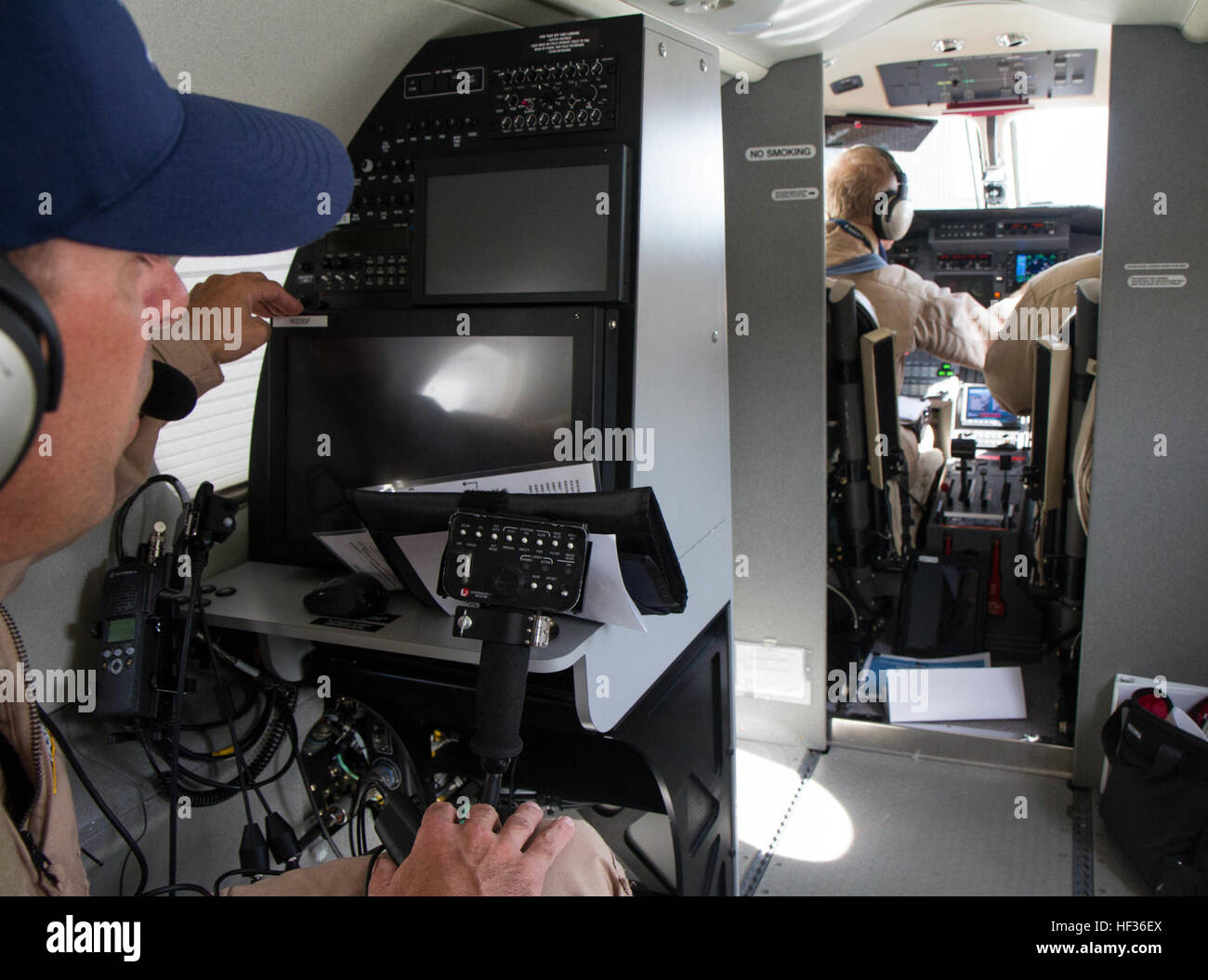 Der Colorado National Guard verbündet mit Bode Aviation und der Colorado Division des vorbeugenden Brandschutzes und Kontrolle für eine zivil-militärische Luft Wasser Eimer Übung zu trainieren, um Behörden des Landes ein Lauffeuer Saison in der Nähe von Chatfield Reservoir in Littleton, Colorado, 11. April 2015 vorzubereiten. Mit seinem Fokus auf Sicherheit und Betriebsverfahren verwendet Bode Luftfahrt das Multi-mission Flugzeug (MMA) zu erkennen und ordnen Sie Brände, Feuerwehrmann Sicherheit Overwatch und Monitor Evakuierungen. MMA ist mit Breitband-Internet, Daten und Bildverarbeitungs-Funktion ausgestattet. In Betrieb sein Stockfoto