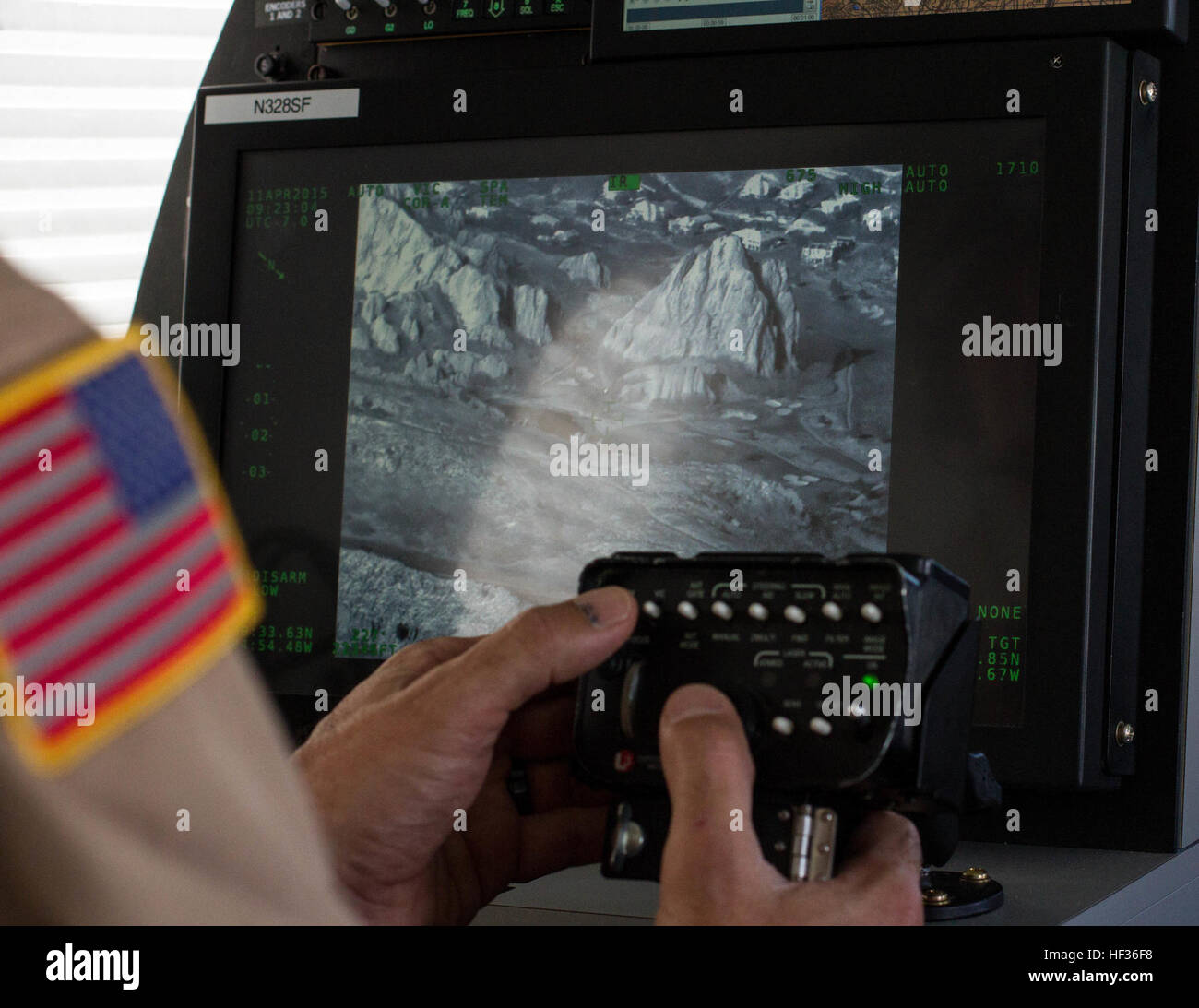 Der Colorado National Guard verbündet mit Bode Aviation und der Colorado Division des vorbeugenden Brandschutzes und Kontrolle für eine zivil-militärische Luft Wasser Eimer Übung zu trainieren, um Behörden des Landes ein Lauffeuer Saison in der Nähe von Chatfield Reservoir in Littleton, Colorado, 11. April 2015 vorzubereiten. Mit seinem Fokus auf Sicherheit und Betriebsverfahren verwendet Bode Luftfahrt das Multi-mission Flugzeug (MMA) zu erkennen und ordnen Sie Brände, Feuerwehrmann Sicherheit Overwatch und Monitor Evakuierungen. MMA ist mit Breitband-Internet, Daten und Bildverarbeitungs-Funktion ausgestattet. In Betrieb sein Stockfoto