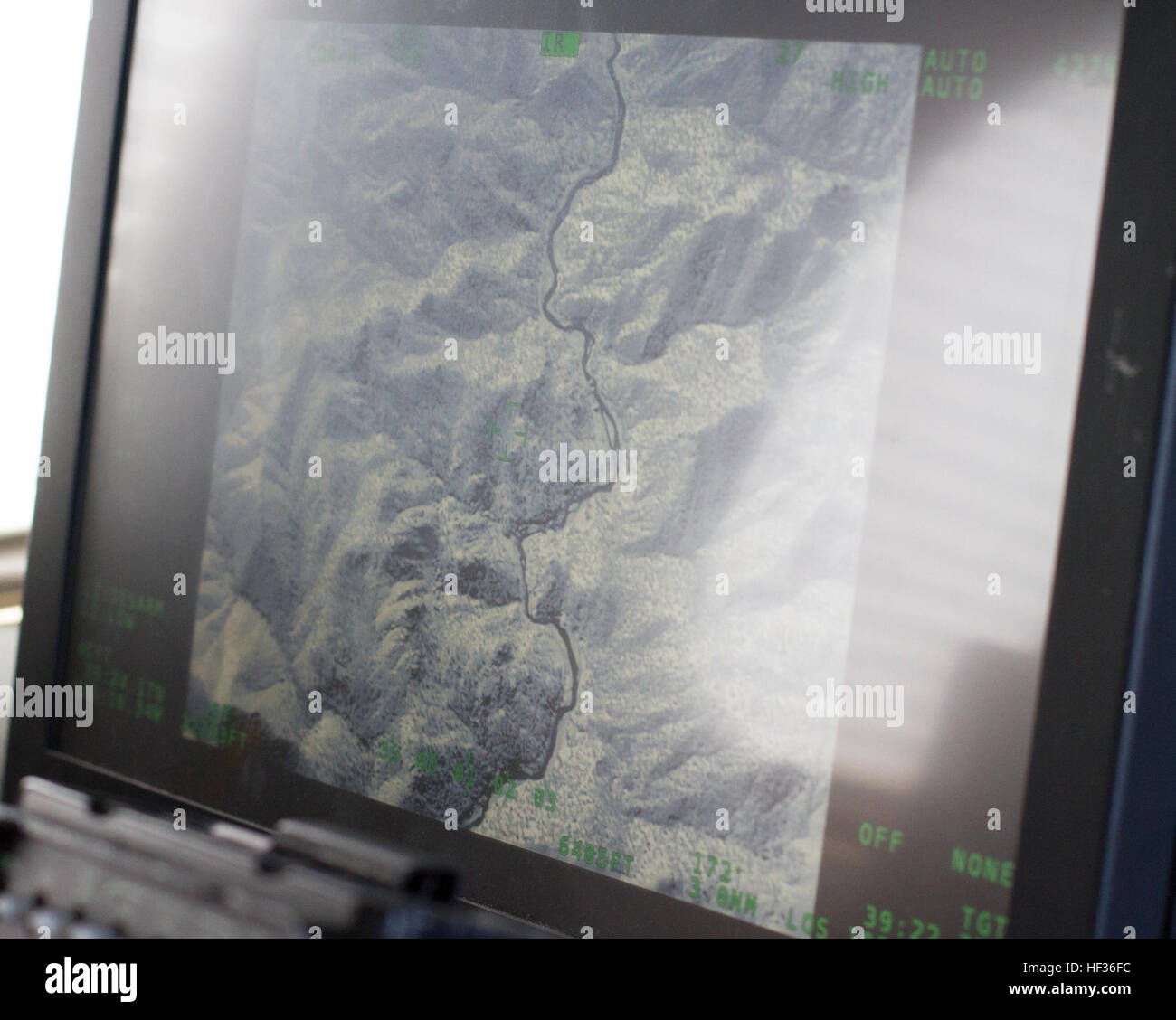 Der Colorado National Guard verbündet mit Bode Aviation und der Colorado Division des vorbeugenden Brandschutzes und Kontrolle für eine zivil-militärische Luft Wasser Eimer Übung zu trainieren, um Behörden des Landes ein Lauffeuer Saison in der Nähe von Chatfield Reservoir in Littleton, Colorado, 11. April 2015 vorzubereiten. Mit seinem Fokus auf Sicherheit und Betriebsverfahren verwendet Bode Luftfahrt das Multi-mission Flugzeug (MMA) zu erkennen und ordnen Sie Brände, Feuerwehrmann Sicherheit Overwatch und Monitor Evakuierungen. MMA ist mit Breitband-Internet, Daten und Bildverarbeitungs-Funktion ausgestattet. In Betrieb sein Stockfoto