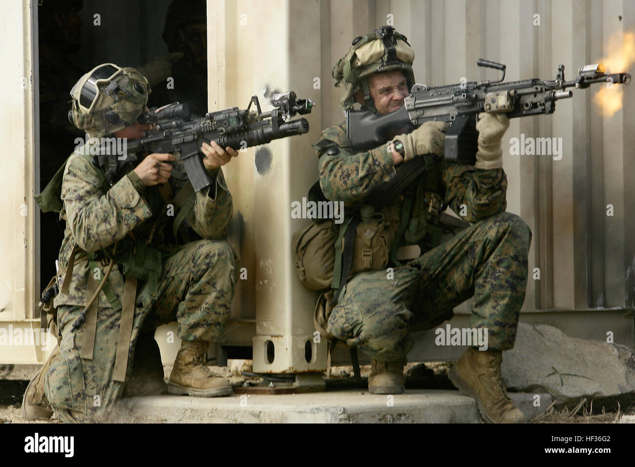 090722-M-9065A-098 QUEENSLAND, Australien (22. Juli 2009) United States Marines mit 3. Bataillon, 5. Marineregiment, 31. Marine Expeditionary Unit, zurück Feuer mit leeren Runden am Urban Operations Training Facility (UOTF) während Übung Talisman Saber 2009. Übung Talisman Saber 2009 (TS09) ist eine alle zwei Jahre kombinierte Ausbildung Aktivität entwickelt, um australische und amerikanische Truppen bei der Planung und Durchführung von kombinierten Taskforce Operationen die ADF verbessern trainieren / U.S. combat Bereitschaft und Interoperabilität. Diese Übung ist ein größeres Unterfangen, widerspiegelt die Nähe unserer Allianz ein Stockfoto