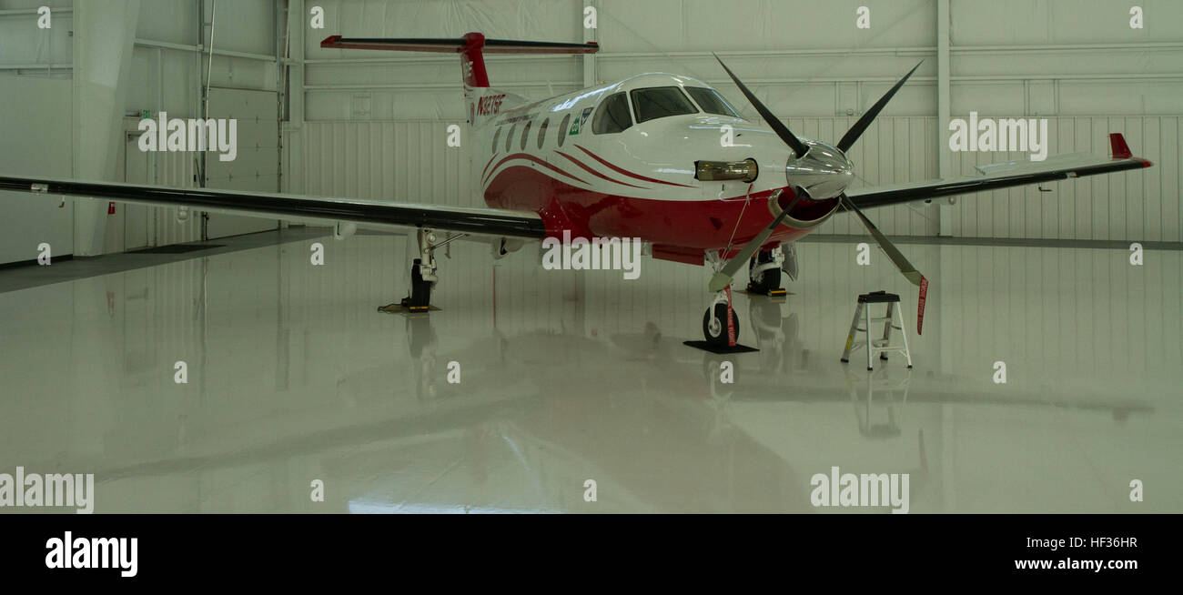 Der Colorado National Guard verbündet mit Bode Aviation und der Colorado Division des vorbeugenden Brandschutzes und Kontrolle für eine zivil-militärische Luft Wasser Eimer Übung zu trainieren, um Behörden des Landes ein Lauffeuer Saison in der Nähe von Chatfield Reservoir in Littleton, Colorado, 11. April 2015 vorzubereiten. Mit seinem Fokus auf Sicherheit und Betriebsverfahren verwendet Bode Luftfahrt das Multi-mission Flugzeug (MMA) zu erkennen und ordnen Sie Brände, Feuerwehrmann Sicherheit Overwatch und Monitor Evakuierungen. MMA ist mit Breitband-Internet, Daten und Bildverarbeitungs-Funktion ausgestattet. In Betrieb sein Stockfoto