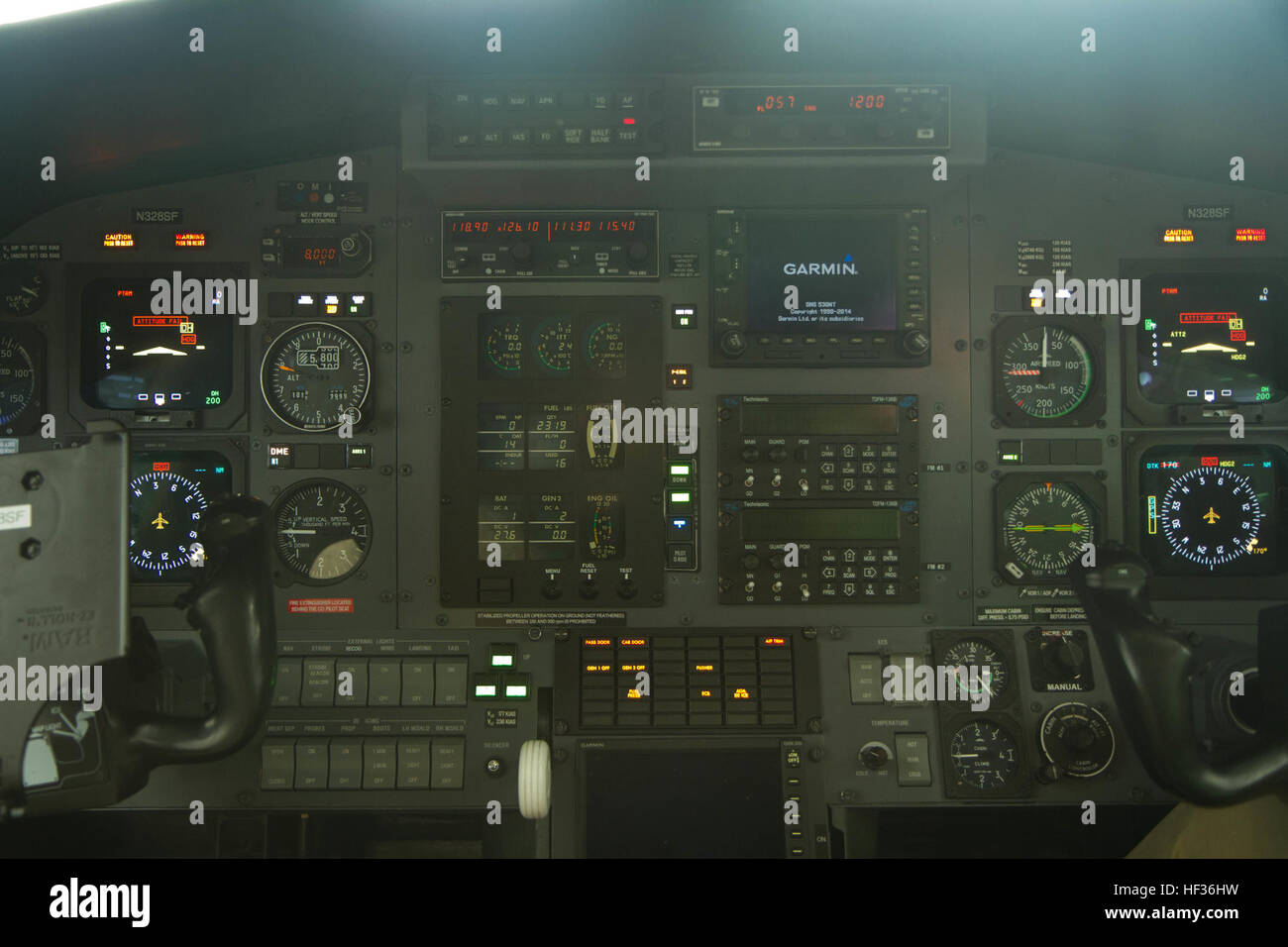 Der Colorado National Guard verbündet mit Bode Aviation und der Colorado Division des vorbeugenden Brandschutzes und Kontrolle für eine zivil-militärische Luft Wasser Eimer Übung zu trainieren, um Behörden des Landes ein Lauffeuer Saison in der Nähe von Chatfield Reservoir in Littleton, Colorado, 11. April 2015 vorzubereiten. Mit seinem Fokus auf Sicherheit und Betriebsverfahren verwendet Bode Luftfahrt das Multi-mission Flugzeug (MMA) zu erkennen und ordnen Sie Brände, Feuerwehrmann Sicherheit Overwatch und Monitor Evakuierungen. MMA ist mit Breitband-Internet, Daten und Bildverarbeitungs-Funktion ausgestattet. In Betrieb sein Stockfoto