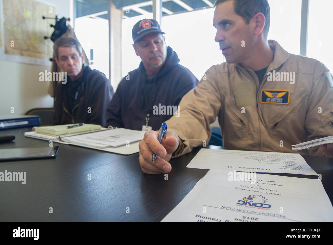 Tim Bourgoine, Wartungsarbeiten für Bode Aviations, Dave Toelle, der regionalen Brand Management Officer für das Department of Public Safety und Joe LoBiondo, Brand Management Officer für das Department of Public Safety durchzuführen Mission kurz vor dem Flug am Centennial Flughafen Centennial, Colorado, 11. April 2015. Der Colorado National Guard mit Bode Aviation verbündet und die Colorado Division des vorbeugenden Brandschutzes und Kontrolle für eine zivil-militärische Luft Eimer Wassertraining trainieren auszuüben, um Behörden des Landes ein Lauffeuer Saison in der Nähe von Chatfield Reservoir in Vorbereitung Stockfoto