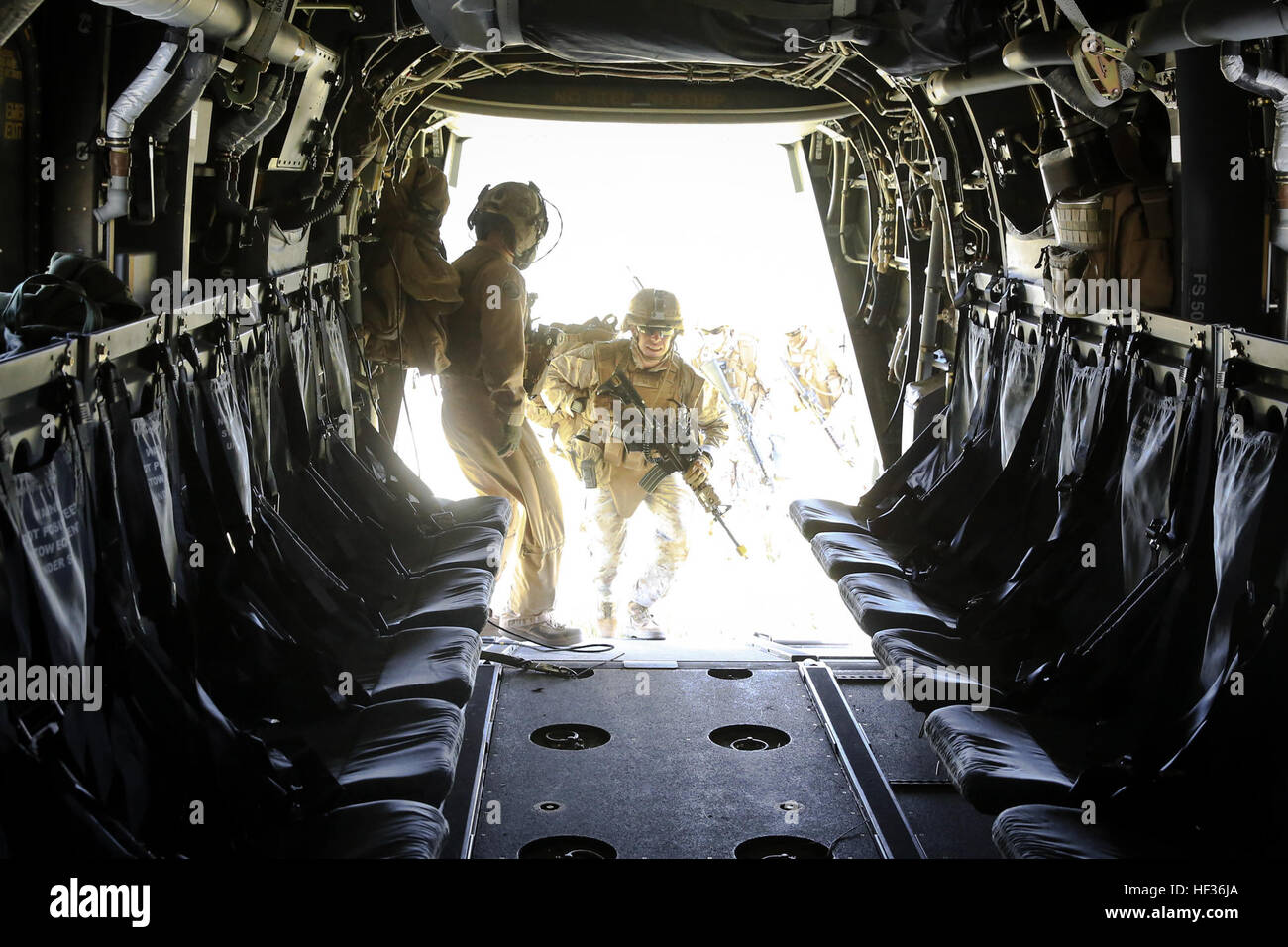 US-Marines, Charley Unternehmen, 1. Bataillon, 7. Marineregiment zugewiesen (1/7), 1. Marineabteilung, Board ein MV-22 Osprey Tiltrotor Flugzeug mit Marine Medium Tiltrotor Squadron (VMM) 166, Marine Aircraft Gruppe 16, 3rd Marine Aircraft Wing, während Wüste Krummsäbel 2015 (DS15) auf Fort Hunter Liggett, Calif., 11. April 2015. VMM-166 und 1/7 durchgeführt eine weiträumige Razzia im Rahmen des DS15, eine kombinierte Waffen-Übung, die Einheiten zu pflegen Bereitschaft und aktuellen und zukünftigen realen Anforderungen ermöglicht. (Foto: U.S. Marine Corps CPL Darien J. Bjorndal, 3rd Marine Aircraft Wing / veröffentlicht) US-Mari Stockfoto