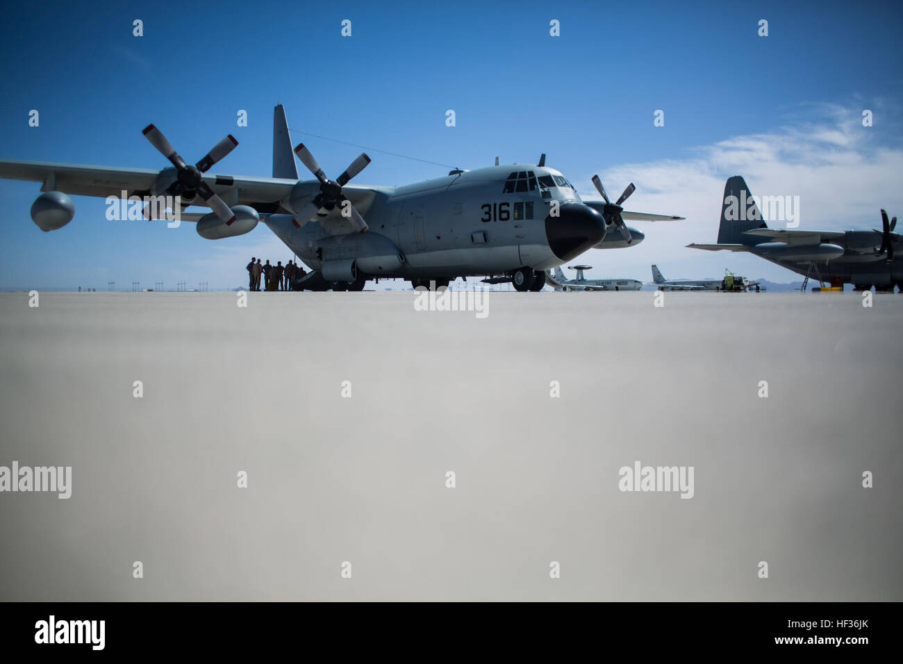 Eine KC-130T Flugzeuge zugeordnet, Marine Aerial auftankenden Transport Squadron (VMGR) 452 ist auf der Flightline während Waffen und Taktiken Instructor Kurs (WTI) 2-15 in Yuma, Arizona, 11. April 2015 abgestellt. WTI ist eine sieben-Wochen-Veranstaltung hosted by Marine Aviation Waffen und Taktiken Squadron One (MAWTS-1) Kader. MAWTS-1 bietet standardisierte taktische Ausbildung und Zertifizierung von Einheit Kursleiter Qualifikationen zur Unterstützung der Marine Aviation Training und Bereitschaft und hilft bei der Entwicklung und Einsatz von Luftfahrt-Waffen und Taktiken. (U.S. Marine Corps Foto von Lance Cpl. Jodson B. Graves, MAW Kampf 2D-Kamera / Stockfoto