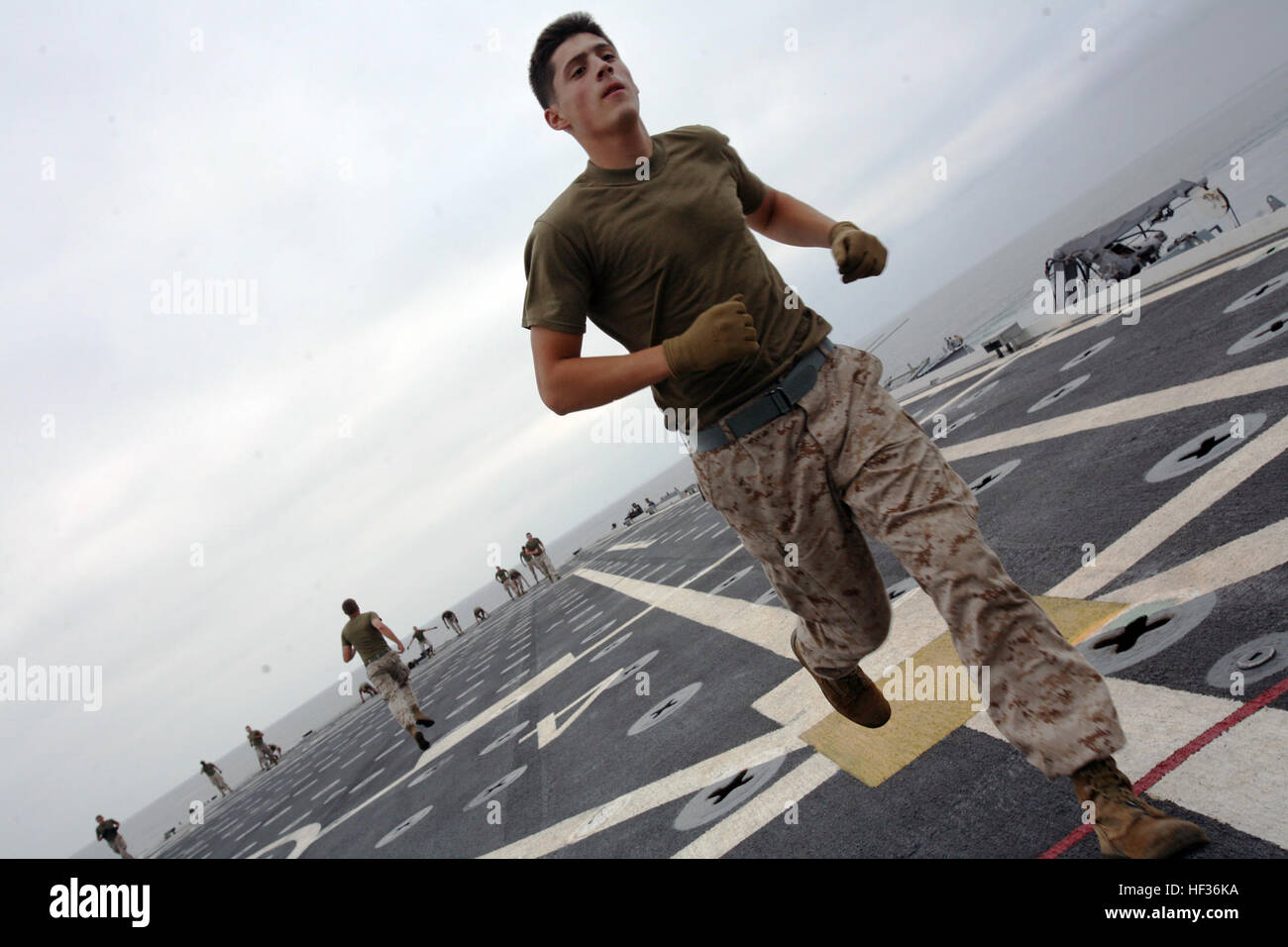 090724-M-3699S-006 Pazifik (24 Juli, 2009) Lance Cpl. Rialmo, zugeordnet zu bekämpfen Logistik-Bataillon 11, beteiligt sich an einer Sitzung des körperlichen Trainings auf dem Flugdeck der amphibischen Transportschiff der Dock USS Cleveland (LPD-7). (Foto: U. S. Marine Corps CPL Shawn M. Spitler/freigegeben) US Navy 090724-M-3699S-006 Lance Cpl. Rialmo, zugeordnet zu bekämpfen Logistik-Bataillon 11, beteiligt sich an einer Sitzung des körperlichen Trainings Stockfoto