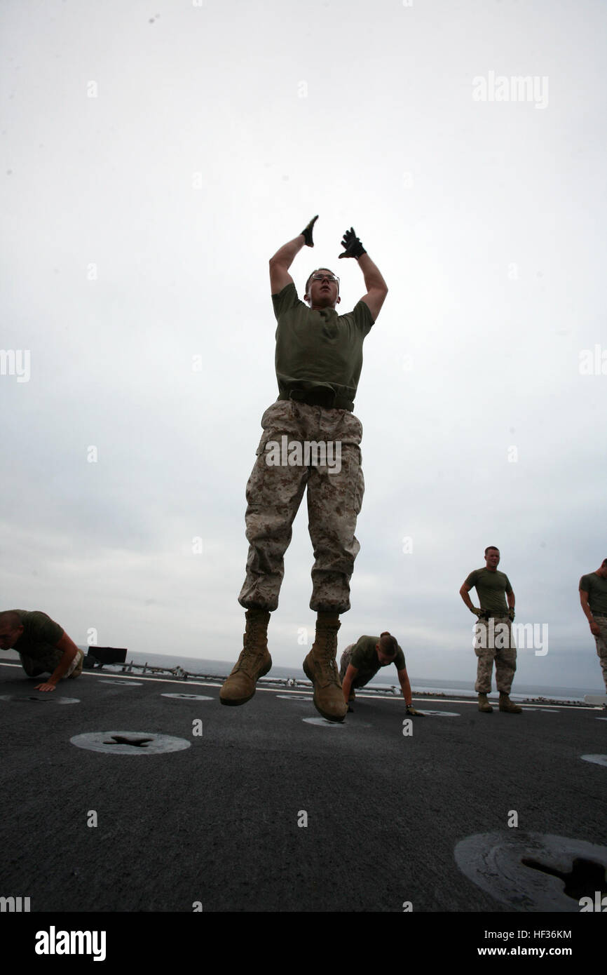 090724-M-3699S-020-Pazifik (24 Juli, 2009) führt 2nd Lt Matthew Weidert, zugeordnet zu bekämpfen Logistik-Bataillon 11, Marines in einer Sitzung des körperlichen Trainings auf die amphibious Transport Dock Schiff USS Cleveland. (Foto: U.S. Marine Corps CPL Shawn M. Spitler/freigegeben) Führt uns Marine 090724-M-3699S-020-2nd Lt Matthew Weidert, zugeordnet zu bekämpfen Logistik-Bataillon 11, Marines in einer Sitzung des körperlichen Trainings Stockfoto