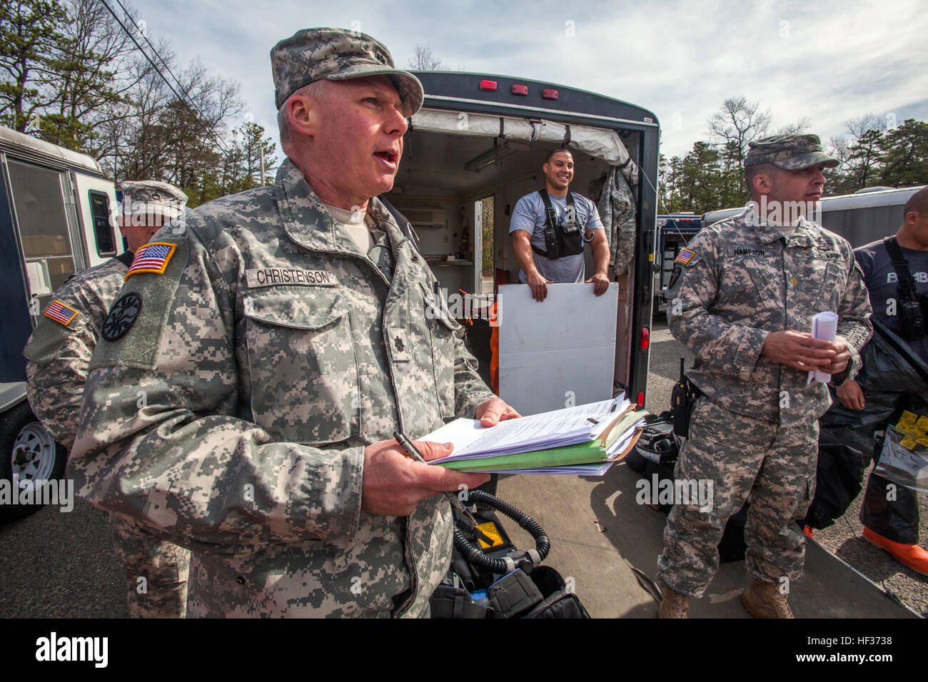 Oberstleutnant George Christenson, links, Commander, 21. Waffen der Masse Zerstörung zivilen Support-Team (MVW CST), New Jersey National Guard, wie sie die Suche nach beweisen in Waffen Massenvernichtungswaffen Fabrik während einer Full-Scale Heimat Response Force beginnen Übung Adressen der Soldaten und Piloten der 21. MVW CST mit Einheiten aus New Jersey und New York Army und der Air National Guard am Joint Base McGuire-Dix-Lakehurst , N.j., 16. April 2015. Die chemische, biologische, radiologische und nukleare (CBRN) Teil der Übung wurde von Soldaten der Nationalgarde und Flieger aus New durchgeführt. Stockfoto