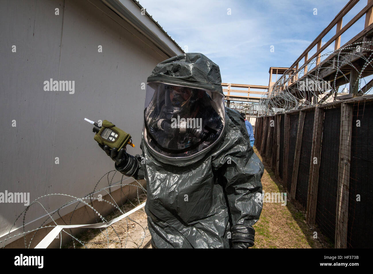 Sgt. Nick Lam, 21. Waffen der Masse Zerstörung zivilen Support-Team (MVW CST), New Jersey National Guard, Monitore Luft für chemische Kontamination während einer Full-Scale Heimat Response Force Übung mit Einheiten aus New Jersey und New York Army und der Air National Guard am Joint Base McGuire-Dix-Lakehurst, New Jersey, 16. April 2015. Die chemische, biologische, radiologische und nukleare (CBRN) Teil der Übung wurde von Soldaten der Nationalgarde und Flieger aus New Jersey 21. Waffen der Masse Zerstörung zivilen Support-Team und New York 2. Waffen der Masse Zerstörung zivilen Unterstützung T durchgeführt. Stockfoto