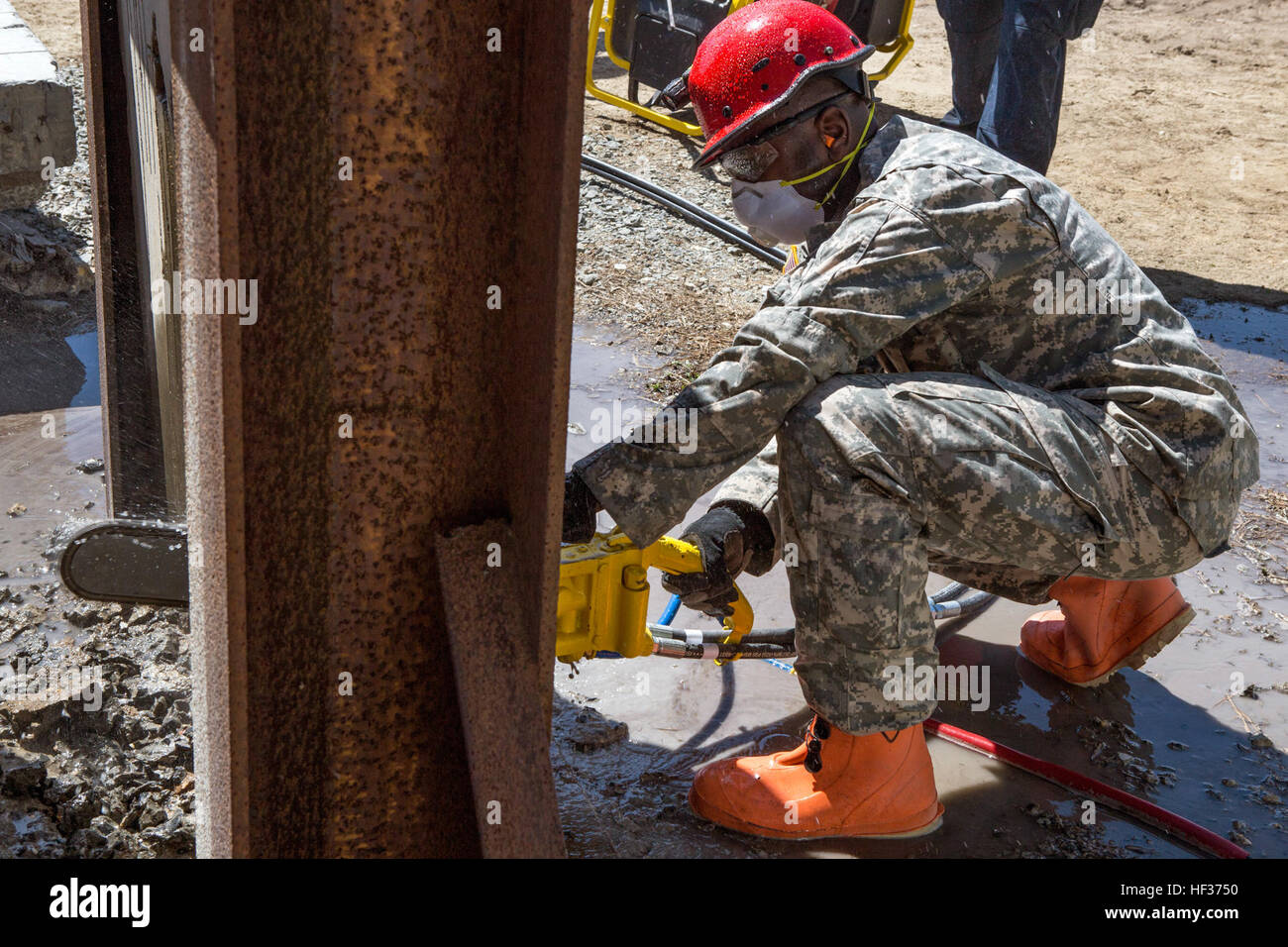 SPC. William Mongeon, A Company 27. Brigade spezielle Truppen Bataillon, New York Army National Guard, durchschneidet Beton mit einem Diamanten Tipp Kettensäge in vollem Umfang Heimat Response Force Übung mit Einheiten aus New Jersey und New York Army und der Air National Guard am Joint Base McGuire-Dix-Lakehurst, New Jersey, 16. April 2015. Vom 14. bis 19. April 2015 beteiligt fast 600 New Jersey und New York Armee und Luft Nationalgardisten die gemeinsame Fortbildungsveranstaltung mit New Jersey Office of Emergency Management und New Jersey State Police Task Force 1. Die Truppen sind Teil des regionalen tät Stockfoto