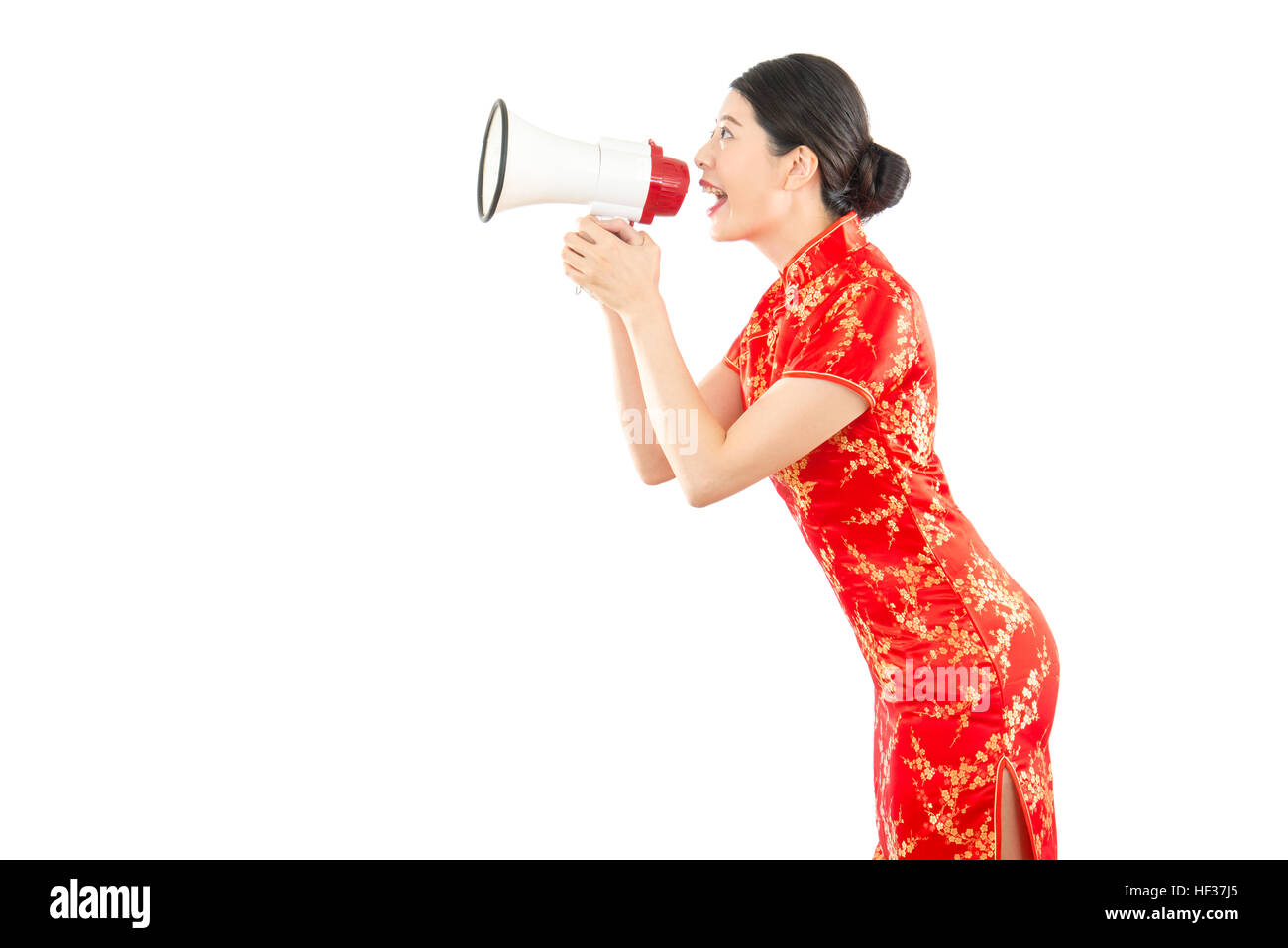 Chinesisches Neujahr-Konzept von hübschen Mädchen halten Megaphon schreien für den Aufruf jeder einkaufen. isoliert auf weißem Hintergrund. gemischte asiatische Rennmodus Stockfoto