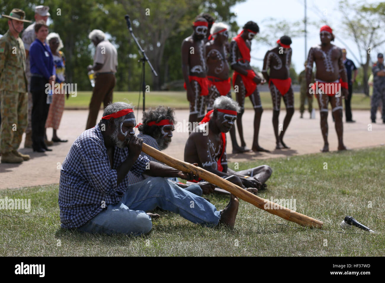 Australischen Ureinwohner, der Aborigines, genannt spielen traditionellen Musik und führen Tänze für die US-Marines des 1. Bataillons, 4. Marine Regiment, Marine Drehkraft – Darwin, während eine "Willkommen zu Land" auf dem Exerzierplatz der Brigade kurze 22 April Robertson Barracks. Das Marine Corps und der Australian Defence Force sind verpflichtet, unsere Tradition von mehr als 100 Jahren der globalen Partnerschaften und Sicherheitszusammenarbeit zwischen Australien und den Vereinigten Staaten von Amerika fortzusetzen. US-Militär-ADF Beziehungen stammen aus dem frühen 20. Jahrhundert und umfassen erhebliche Konflikte Weltkriege ich Stockfoto