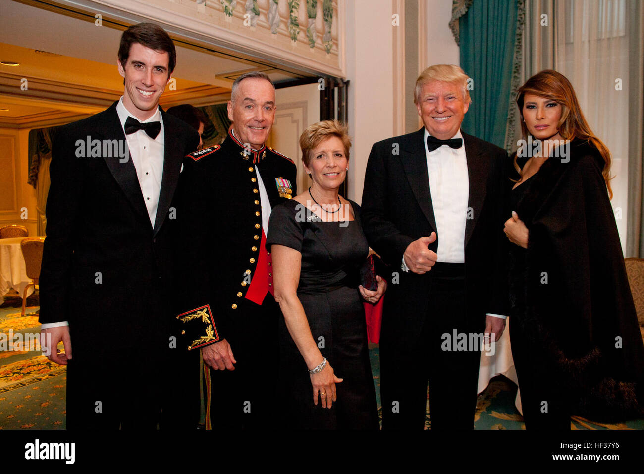 Kommandant der Marine Corps General Joseph F. Dunford Jr., zweite Straße links, seinem Sohn Patrick Dunford, links, und Frau Ellyn Dunford, Center, stellen neben Trump, zweite rechts und seine Frau Melania Tump, während der Marinekorps-Law Enforcement Foundation (MC-LEF) 20. jährlichen Semper Fidelis-Gala in New York, N.Y., 22. April 2015. MC-LEF ist eine Wohltätigkeitsorganisation, die Kinder der gefallenen Marines und Bundesrepublik Gesetzdurchführungpersonal durch pädagogische und andere humanitäre Hilfe hilft. (U.S. Marine Corps Foto von Sgt. Gabriela Garcia/freigegeben) MC-LEF 20. jährlichen Semper Fidelis Gala 150422-M-SA716-061 Stockfoto