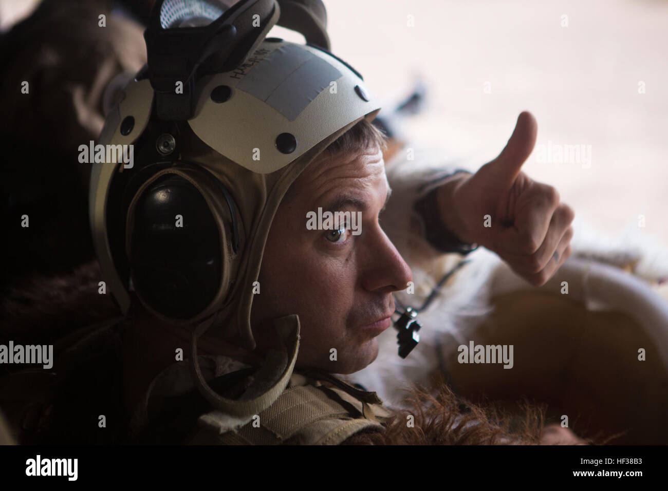 Eine US Marine Corps Major Luft Offizier Lehrer zugewiesen, Marine Aviation Waffen und Taktiken Squadron One (MAWTS-1) gibt einen Daumen nach oben während Waffen und Taktiken Instructor Kurs (WTI) Kurs 2-15 in der Nähe von Yuma, Arizona, 25. April 2015. WTI ist eine siebenwöchige Veranstaltung hosted by MAWTS-1-Kader. MAWTS-1 bietet standardisierte taktische Ausbildung und Zertifizierung von Einheit Kursleiter Qualifikationen zur Unterstützung der Marine Aviation Training und Bereitschaft und hilft bei der Entwicklung und Einsatz von Luftfahrt-Waffen und Taktiken. (U.S. Marine Corps Foto von Lance Cpl. Jodson B. Graves, 2. MAW bekämpfen Camer Stockfoto