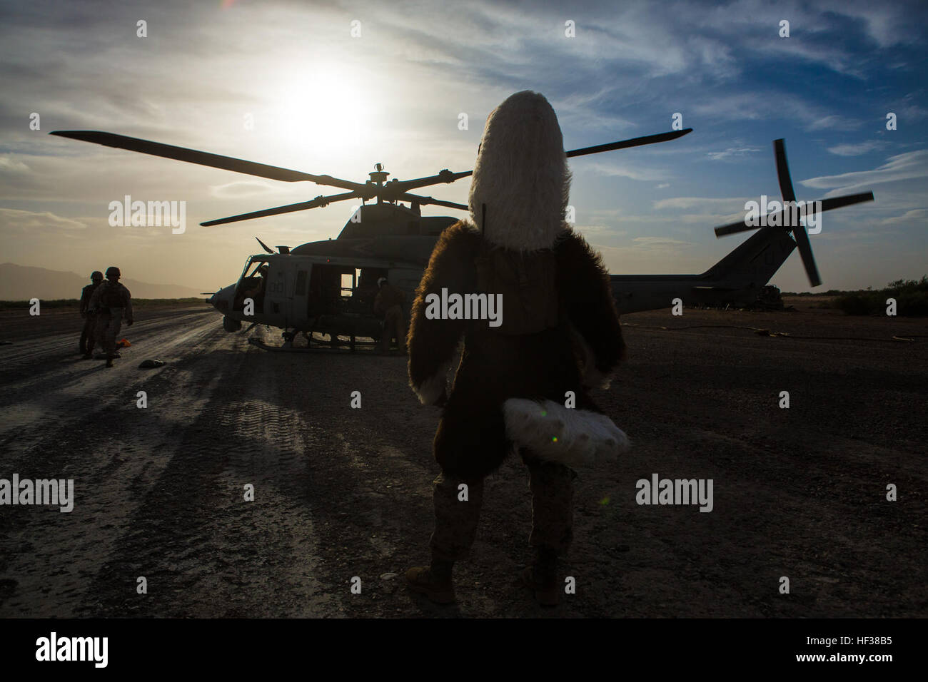 Eine US Marine Corps Air Offizier Lehrer zugewiesen, Marine Aviation Waffen und Taktiken Squadron One (MAWTS-1), trägt die MAWTS-1 Maskottchenkostüm für die letzte Übung 3 während Waffen und Taktiken Instructor Kurs (WTI) Kurs 2-15 in der Nähe von Yuma, Arizona, 25. April 2015. WTI ist eine siebenwöchige Veranstaltung hosted by MAWTS-1-Kader. MAWTS-1 bietet standardisierte taktische Ausbildung und Zertifizierung von Einheit Kursleiter Qualifikationen zur Unterstützung der Marine Aviation Training und Bereitschaft und hilft bei der Entwicklung und Einsatz von Luftfahrt-Waffen und Taktiken. (U.S. Marine Corps Foto von Lance Cpl. J Stockfoto