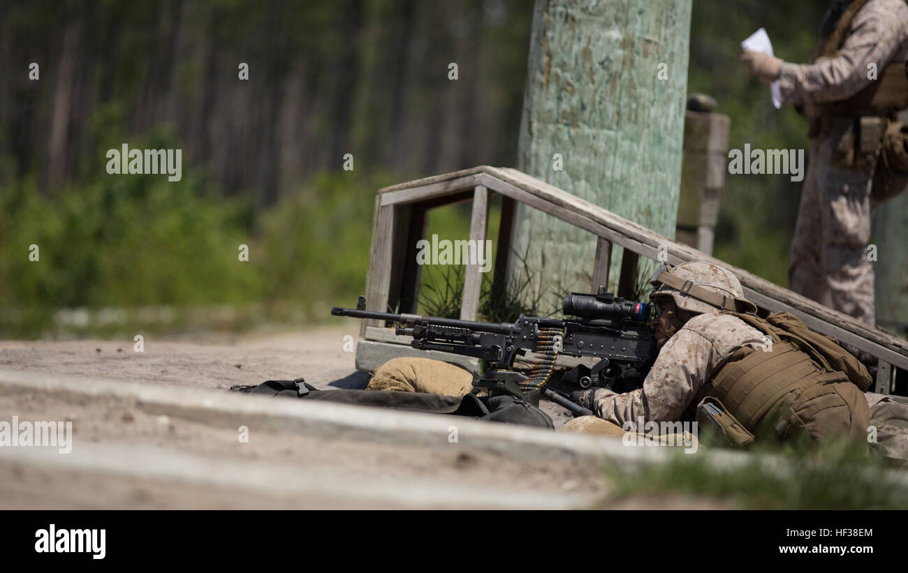 Eine Marine mit Bravo Company, 1. Bataillon, 8. Marine Regiment, bereitet sich auf ein Ziel 300 Yards heraus mit einem M240 Bravo Mittleres Maschinengewehr Feuer während ein Maschinengewehr schießen an Bord Camp Lejeune, North Carolina, 27. April 2015. "Wir haben einige Jungs, die gerade aus der Schule der Infanterie, kam", sagte Lance Cpl. Brett Collum, Teamleiter Feuer mit dem Gerät. "So ist es zum ersten Mal eine Auswahl in der Flotte zu tun. "Es ist gut zu bewerten, sehen, wo sie auf und korrigieren Sie diese, so dass wir besser sein können." (Foto: U.S. Marine Corps CPL. Justin T. Updegraff / veröffentlicht) Lassen die Kugeln fliegen, führt 1-8, Medium und light Stockfoto