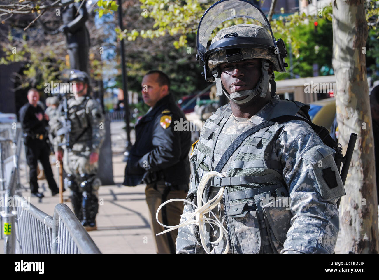 Maryland Army National Guard Soldat wacht vor dem Rathaus in Baltimore, April 28, zu helfen, Gewalt in diesem Bereich zu verhindern. Die Maryland Nationalgarde wurde aktiviert, um örtlichen Strafverfolgungsbehörden mit friedenserhaltenden Operationen in der Stadt während der jüngsten Proteste zu unterstützen. (Foto von Staff Sgt Ron Lee, 29. Mobile Public-Affairs-Abteilung) Maryland Nationalgarde (17285160576) Stockfoto