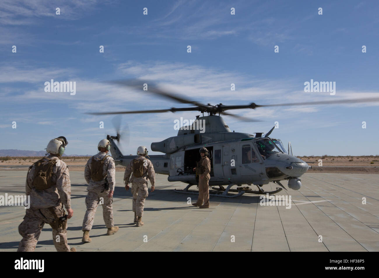 US-Marines mit 6. Marine Regiment, 2. Marine-Division (MARDIV) Board ein UH-1Y Venom Hubschrauber, Marine Light Attack Squadron (HMLA) 267, Marine Aircraft Gruppe 39, 3rd Marine Aircraft Wing, Durchführung eine Operation Luftaufklärung über Marine Corps Air Ground Combat Center Twentynine Palms, Kalifornien, 30. April 2015 zugewiesen. 6. Marines und untergeordnete Einheiten nahmen an integrierte Übung 3-15 um sicherzustellen, dass alle Elemente der Special-Purpose Marine Air Ground Task Force 6 für zukünftige Bereitstellungen und operativen Verpflichtungen bereit sind.  (U.S. Marine Corps Foto von Staff Sgt Stockfoto