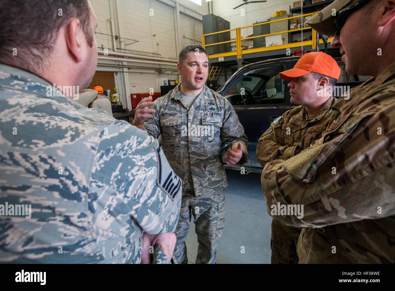 Sprengstoff-Ordnance-Entsorgungsflugzeuge vom 177. Fighter Wing und dem 514. Air Mobility Wing führen am 1. Mai 2015 eine gemeinsame Render Safe-Operation in der Warren Grove Gunnery Range, New Jersey, durch. Die Operation beinhaltete die kontrollierte Detonation von 30 inerten BDU-50 500-Pfund-Übungsbomben, die nach der Schusswagensammlung vom 28. April aus der Reichweite geholt wurden. Die Mission gewährleistete Sicherheit und Schulung im Umgang mit und Entsorgung von Luftwaffen. Stockfoto