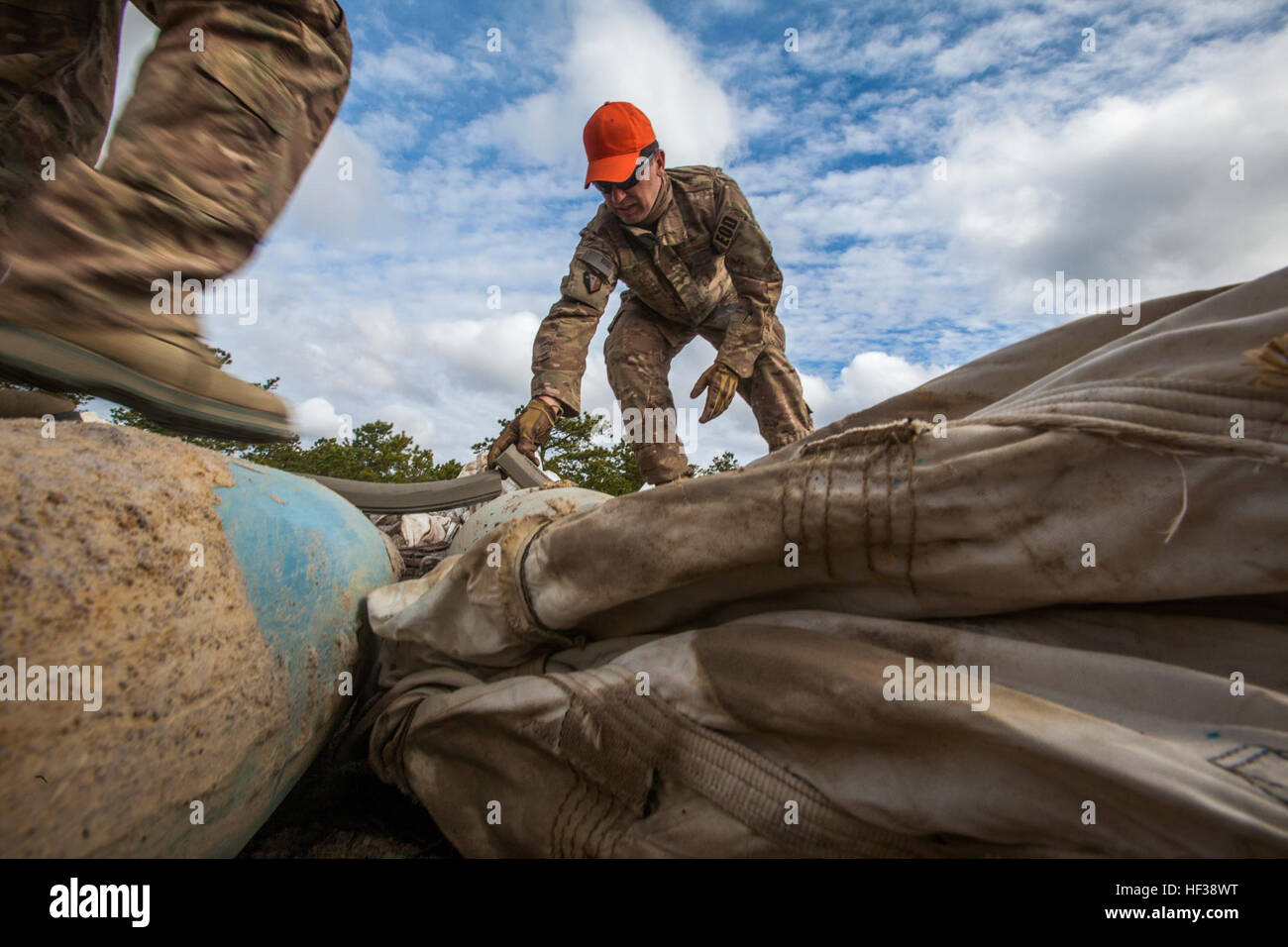 Die Sprengstoffentsorgungsflugzeuge des 177. Fighter Wing und des 514. Air Mobility Wing führten am 1. Mai 2015 eine gemeinsame Render Safe Operation in der Warren Grove Gunnery Range, New Jersey, durch. Sie benutzten Sprengband, um inerte BDU-50, 500-Pfund-Übungsbomben sicher zu handhaben, und holten Kampfmittel, die während der Trainingsübungen fallen gelassen wurden. Stockfoto