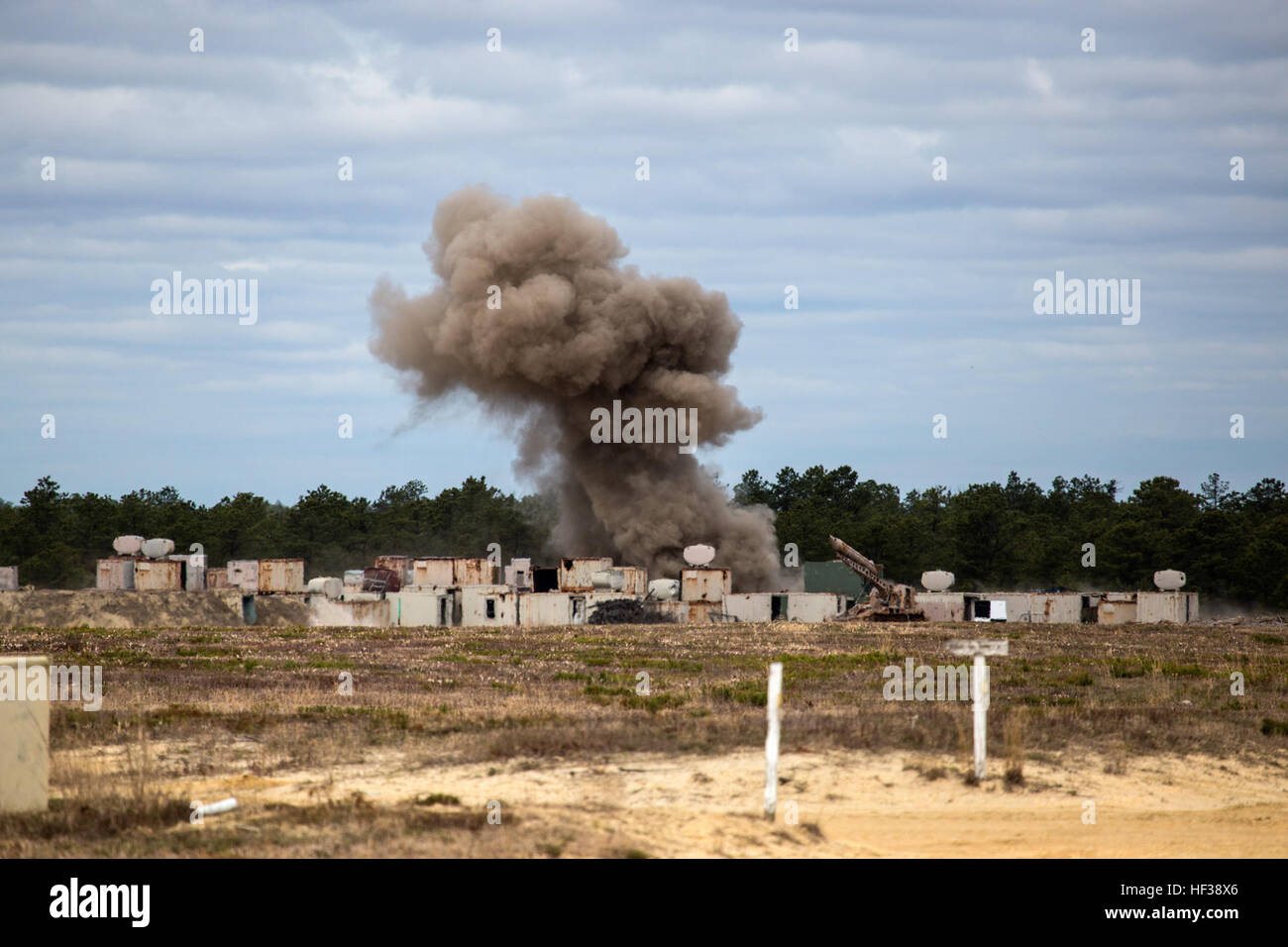 Flieger der 177th Fighter Wing und der 514th AMW EOD Einheiten führen am 1. Mai 2015 eine kontrollierte Detonation auf der Warren Grove Gunnery Range, New Jersey, durch die 30 inerte BDU-50 Übungsbomben und zwei BDU-33 Patronen während einer gemeinsamen Operation sicher neutralisiert werden. Stockfoto