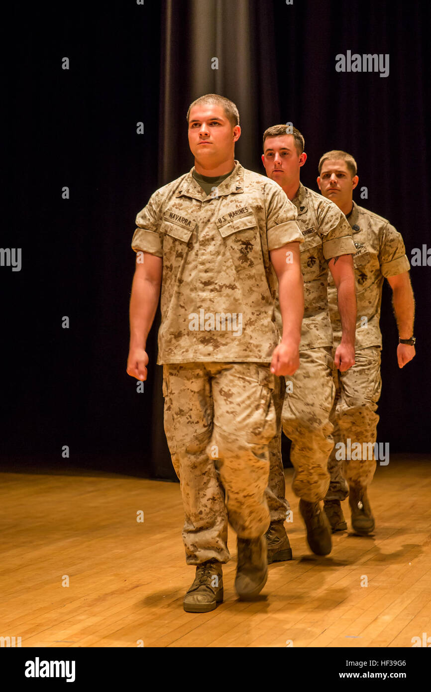 Lance Cpl. Maxwell Navarra (vorne), ein Squad-Leader mit 1. Bataillon, 2. Marine Regiment, CPL. Zachary Graybill (Mitte), eine organisatorische Automechaniker mit der Einheit und Petty Officer 3rd Class Travis Hippey (letzte), ein Corpsman auch mit dem Gerät März an ihre Plätze während einer Zeremonie im Teatro Basis an Bord Camp Lejeune, North Carolina, 6. Mai 2015. "Ich denke, es ist wichtig, weil Sie eine Auszeichnung aus jedem lesen und es ziemlich after-the-Fact ist, aber wenn du dich drei Menschen, vor allem die zwei von ihnen, die Wunden und jetzt lila Herzen vor ein ganzes Bataillon von Mari erhalten Stockfoto